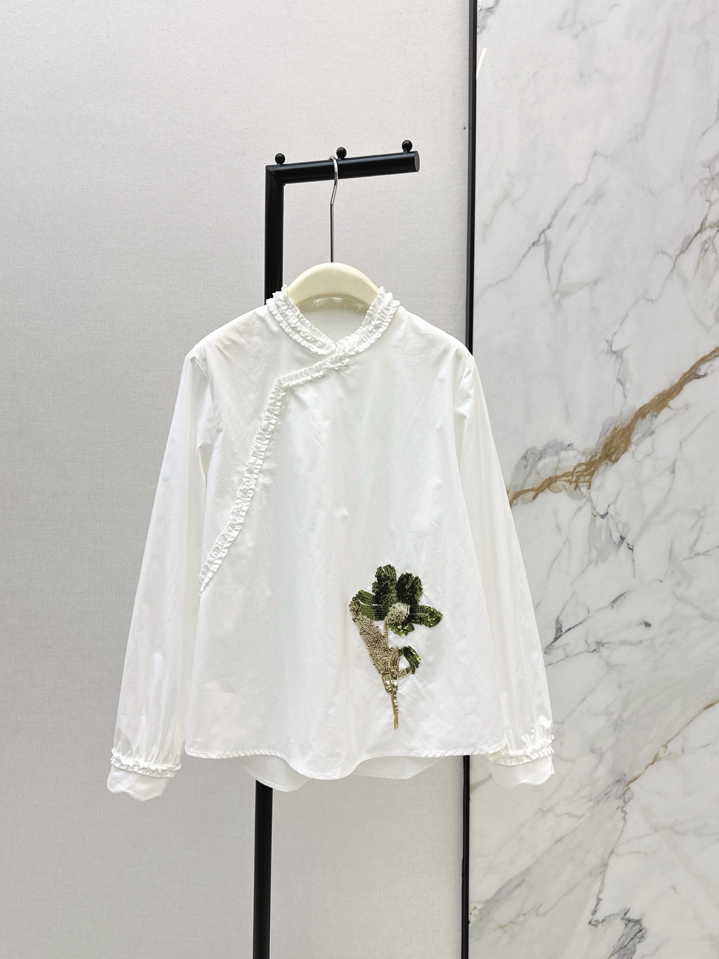 NO:666705,Retro temperament 25Ss————The latest Chinese-style heavy-duty white long-sleeved shirt in autumn and winter. The overall design combines Chinese elements and exquisite craftsmanship. Made of pure cotton fabric. The texture is light and drapey. Breathable and comfortable to wear. Loose straight fit. The back piece has a natural pleat design. The hem is an arc-shaped irregular cut. It combines the effects of leisure and body modification. The neckline is a stand-up collar + a Chinese button-down design with a slanted placket to soften the toughness of the Chinese style.  Adds elegance and is suitable for all kinds of vests. One color ready for sale, smlxl, shirts,  19860909复古气质 25Ss————秋冬最新款中式风格重工白色长袖衬衫整体设计融合中式元素与精致工艺 采用纯棉面料 质地轻薄且有垂坠感 穿着透气舒适 宽松的直筒版型 后片带有自然的褶裥设计下摆为弧形不规则剪裁 兼顾休闲与修饰身形的效果 领口为立领+斜襟的中式盘扣式设计 柔化中式硬朗感 增添优雅各类马甲都适配 一色现货发售smlxl,,shirts, ,Women's clothing