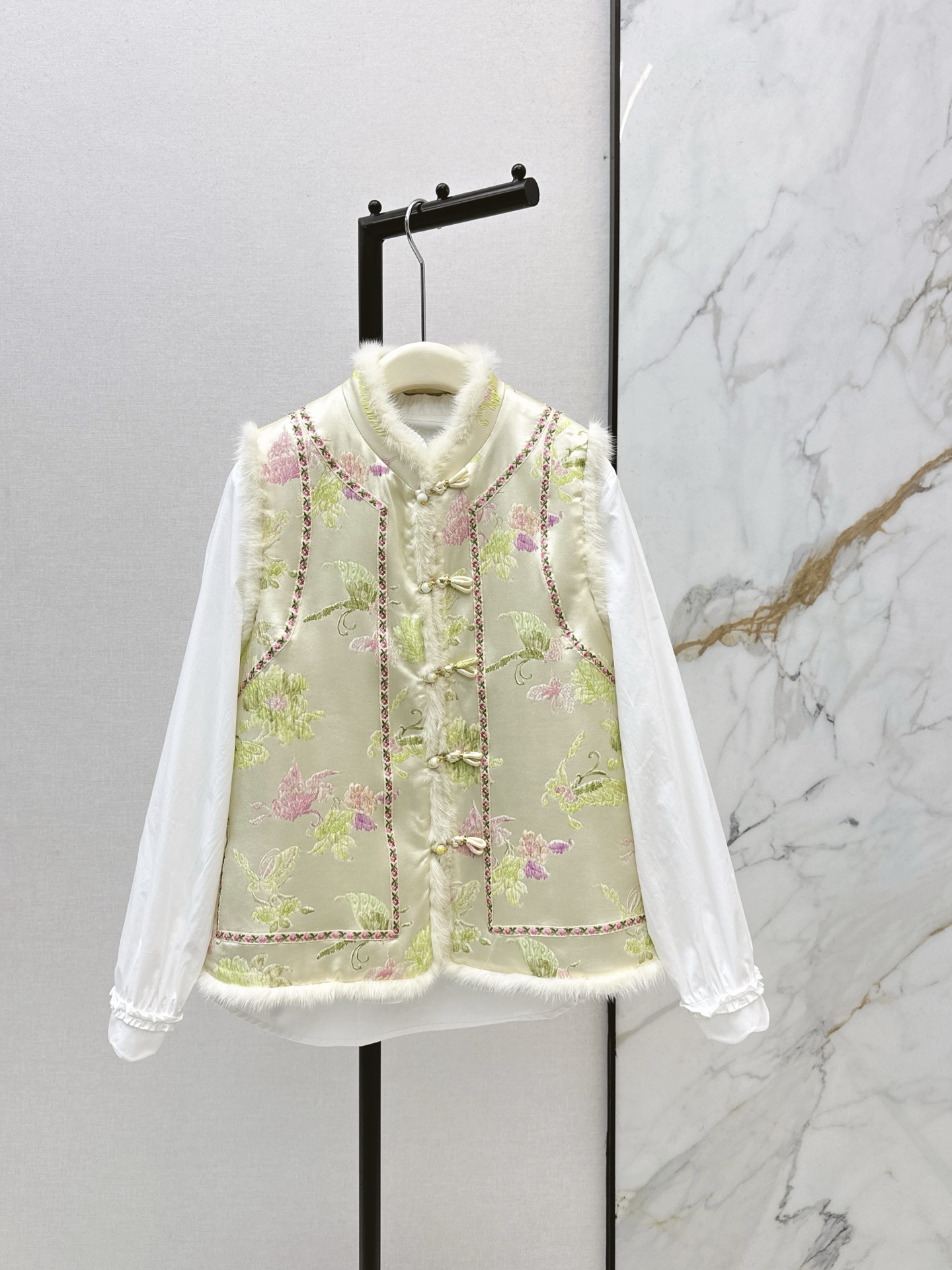 NO:666702,Fashionable retro 25Ss————The latest Chinese style rayon fragrant cloud yarn brocade quilted vest for autumn and winter, retro floral pattern, integrated with the details of the Republic of China, gold embroidery thread decoration, plush edges added to the collar and armholes, combining Chinese charm and autumn and winter warmth, suitable for autumn and winter layering scenes, emphasizing the noble texture and retro atmosphere. One color ready for sale sml,,  19860909时髦复古 25Ss————秋冬最新款中式风格人丝香云纱织锦夹棉马甲复古团花图案 融合民国缠枝纹细节 金边绣线装饰 领口及袖窿处加入毛绒边 兼具中式韵味与秋冬温暖感 适配秋冬叠穿场景 强调显贵质感与复古氛围 一色现货发售sml,, ,Women's clothing