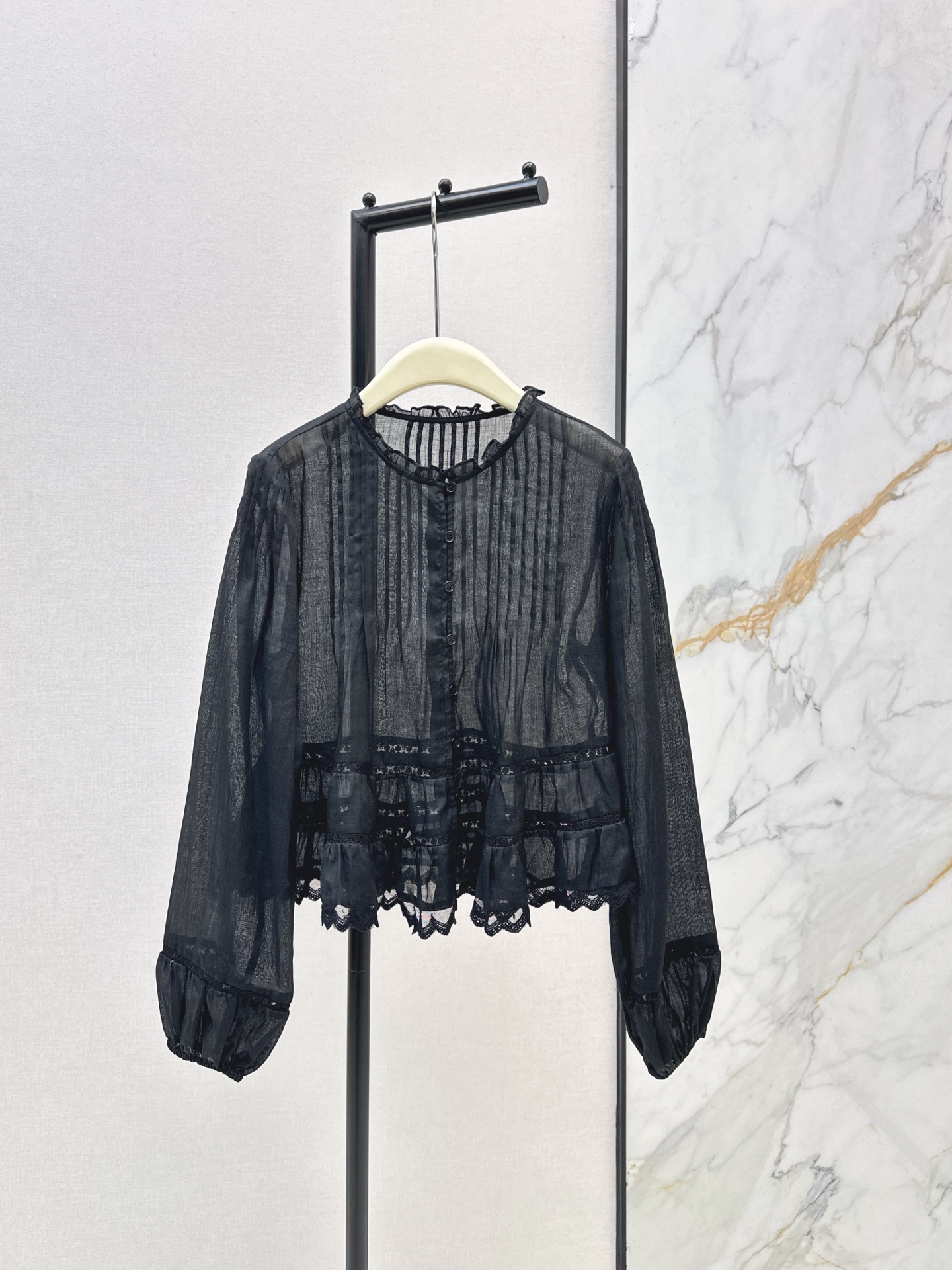 NO:666699,Fashionable retro 26Ss——————The latest French style short long-sleeved shirt for spring and summer has a gentle and age-reducing temperament. 100% ramie fabric. The texture is light and transparent. It has a lazy and relaxed atmosphere. It is suitable for spring and summer. The version is short waist + ruffle at the hem. Optimize body proportions. The style is sweet and smart. Two colors are available for sale smlxl, shirts,  19860909时髦复古 26Ss—————春夏最新款法式风格短款长袖衬衫温柔减龄气质 百分百苎麻面料 质地轻薄通透 自带慵懒松弛的氛围 适合春夏季节穿 版型是短款收腰+下摆荷叶边 优化身材比例 风格甜美灵动 两色现货发售smlxl,,shirts, ,Women's clothing