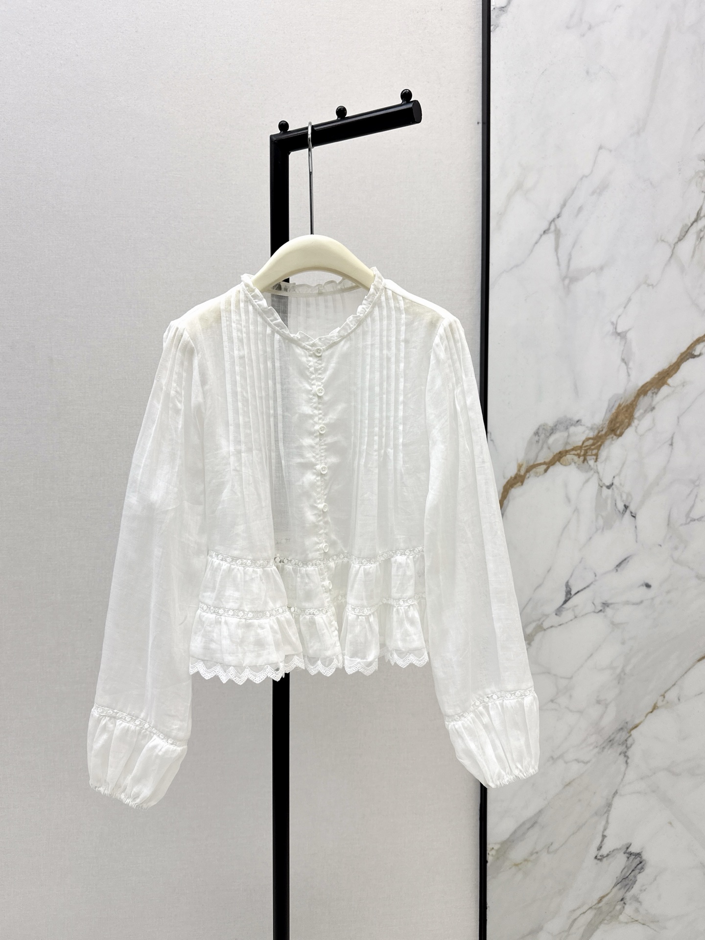 NO:666697,Fashionable retro 26Ss——————The latest French style short long-sleeved shirt for spring and summer has a gentle and age-reducing temperament. 100% ramie fabric. The texture is light and transparent. It has a lazy and relaxed atmosphere. It is suitable for spring and summer. The version is short waist + ruffle at the hem. Optimize body proportions. The style is sweet and smart. Two colors are available for sale smlxl, shirts,  19860909时髦复古 26Ss—————春夏最新款法式风格短款长袖衬衫温柔减龄气质 百分百苎麻面料 质地轻薄通透 自带慵懒松弛的氛围 适合春夏季节穿 版型是短款收腰+下摆荷叶边 优化身材比例 风格甜美灵动 两色现货发售smlxl,,shirts, ,Women's clothing