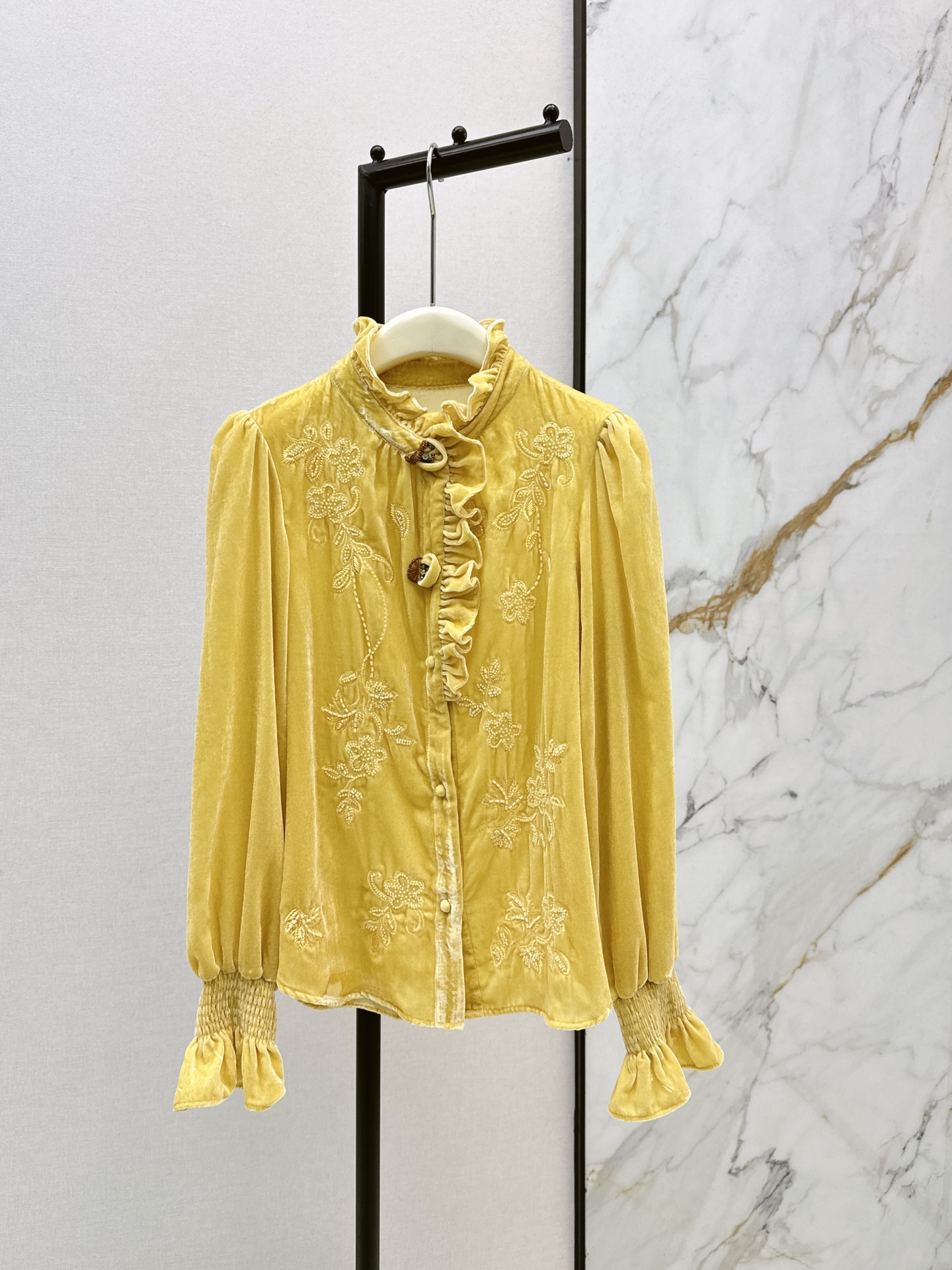 NO:666694,Fashionable retro 25Ss————The latest retro palace-style velvet shirt in autumn and winter is noble and gentle. It is full of details and has a smooth luster. It has the high-end feel of velvet. The neckline is a fungus-edged stand-up collar. The placket is decorated with pleats of the same fabric. It is matched with a three-dimensional retro style and has a palace feel. Two colors are on sale now. smlxl, shirts,  19860909时髦复古 25Ss————秋冬最新款款复古宫廷风丝绒衬衫贵气又温柔 细节满满 自带柔滑光泽 既有丝绒的高级感 领口是木耳边立领 门襟处做了同面料的褶皱装饰 搭配立体复古 宫廷感直接拉满 两色现货发售smlxl,,shirts, ,Women's clothing