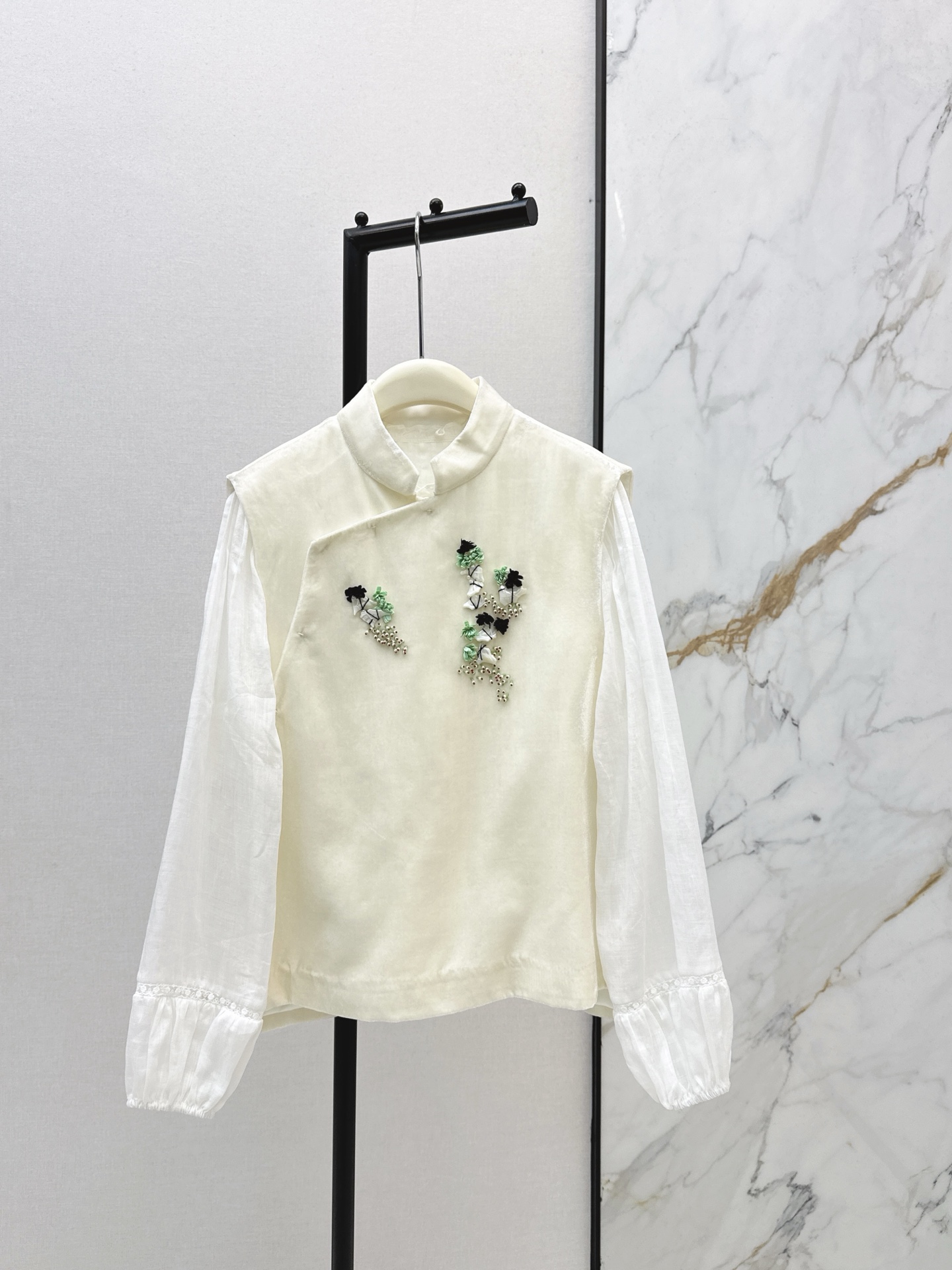 NO:666690,Fashionable retro 25Ss————The latest Chinese-style heavy-duty sleeveless vest for autumn and winter combines traditional elements and exquisite craftsmanship. The details are very colorful, soft and advanced, with a gentle temperament. The sleeveless vest is loose and slightly drooping. The neckline is a Chinese stand-up collar. The body line is simple. The hem has a side slit design, which adds a sense of agility. Two colors are available for sale now. smlxl,,  19860909时髦复古 25Ss————秋冬最新款中式风格重工无袖马甲融合了传统元素与精致工艺 细节非常出彩柔和高级 自带温婉气质 宽松微垂的无袖马甲版型 领口为中式立领 衣身线条简洁 下摆带有侧开叉设计 增加了灵动感 两色现货发售smlxl,, ,Women's clothing