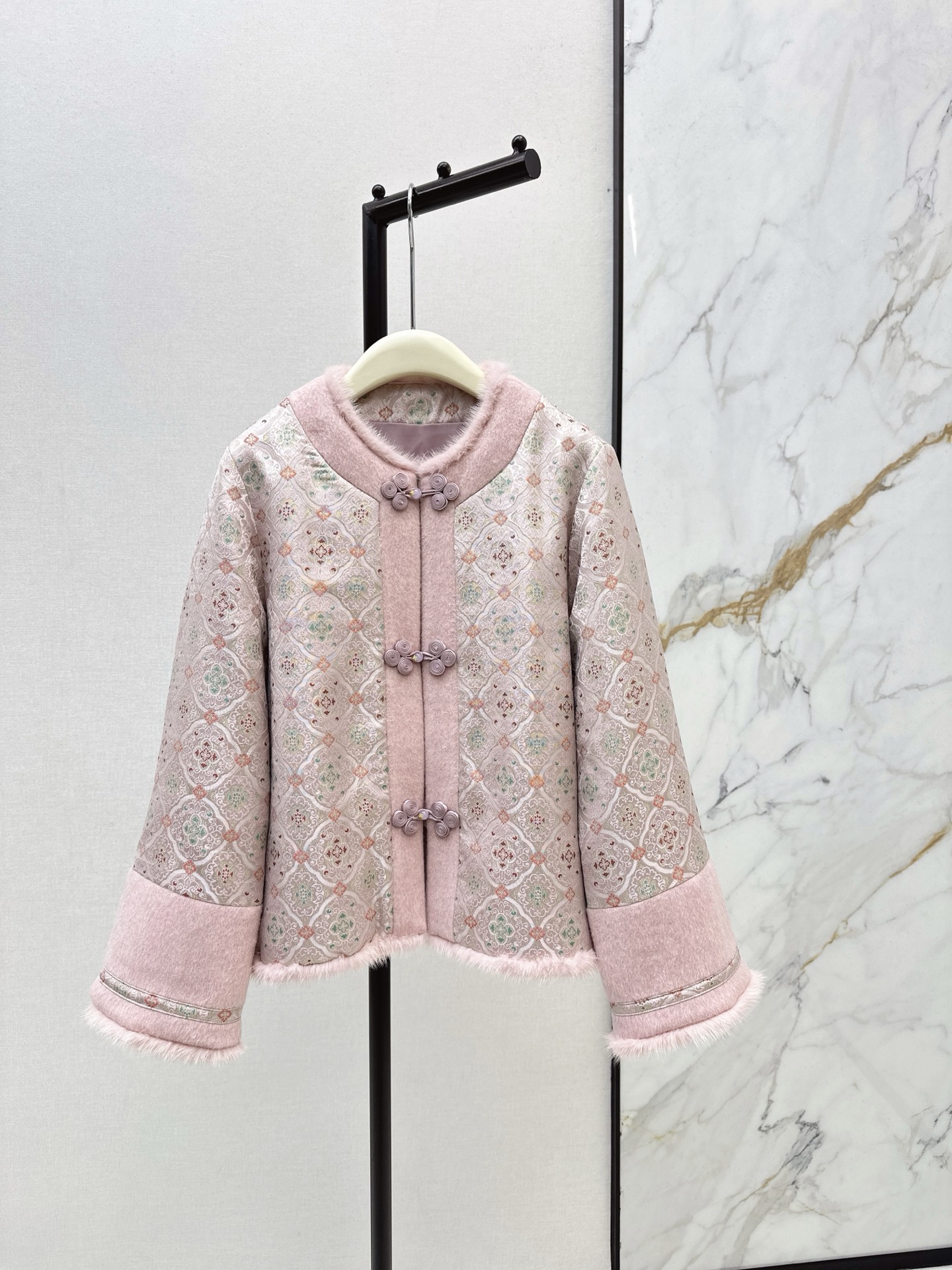 NO:666688,Fashionable and retro 25Ss————The latest Chinese-style short cotton jacket in autumn and winter. The overall design is gentle and has a Chinese style. The short and loose version is equipped with a stand-up collar and a plate buckle. The main body is a rayon jacquard fabric with light pink and light green small patterns. It has a delicate luster. It is spliced ​​with soft pink mink plush to increase warmth and gentle atmosphere. One color is available in stock smlxl,,jackets & coats, 19860909时髦复古 25Ss————秋冬最新款中式风格短款棉服外套整体设计温柔又有国风韵味 短款宽松版型 搭配立领+盘扣 主体是带浅粉浅绿小花纹的人丝香云纱提花面料 自带细腻光泽感 拼接了柔粉色的水貂毛绒 增加了保暖度和温柔氛围 一色现货发售smlxl,,jackets & coats, ,Women's clothing