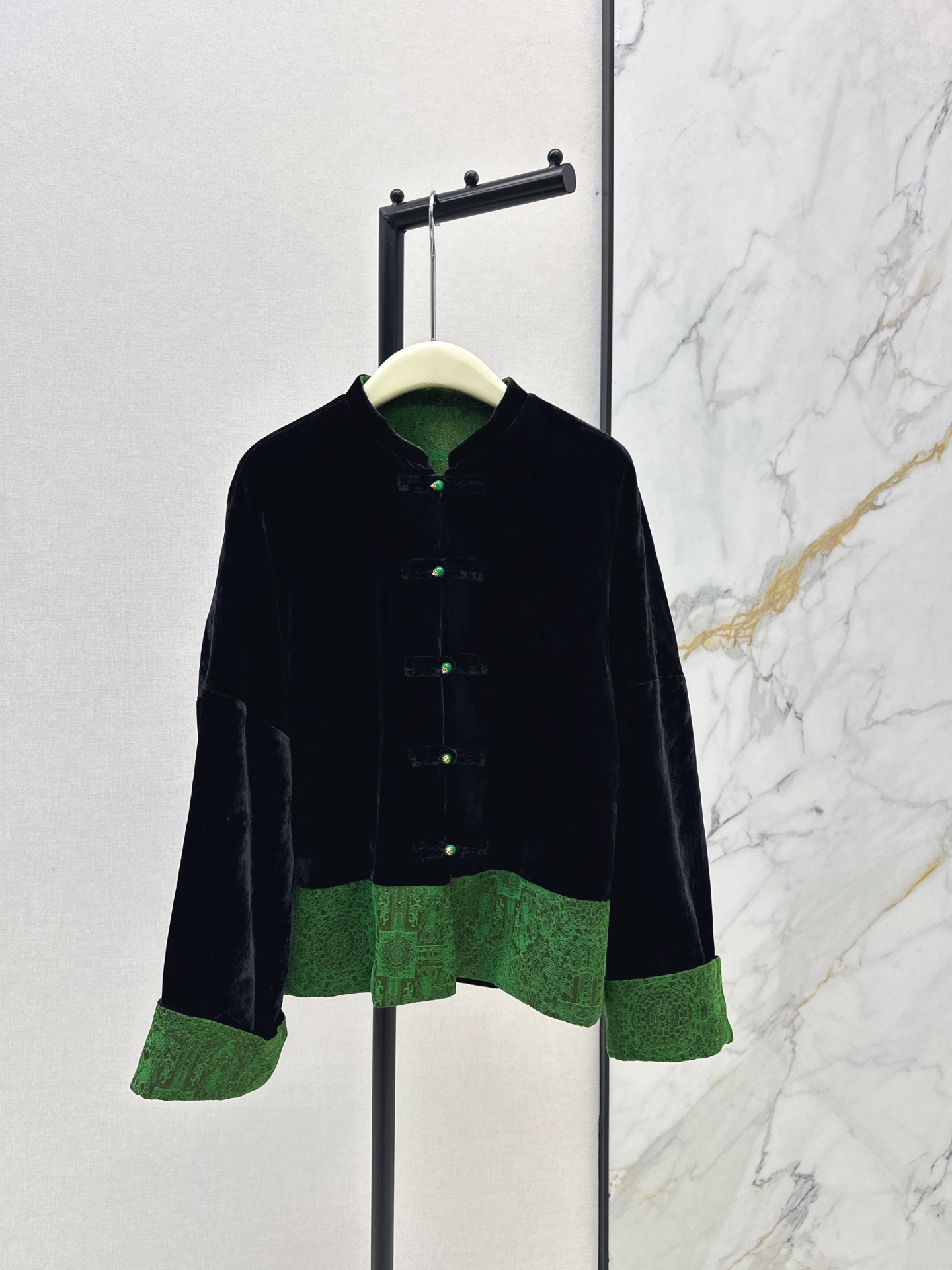 NO:666684,Fashionable retro 25Ss————The latest reversible spliced ​​button coat for autumn and winter. This reversible coat is really amazing~ One side is retro green jacquard and the Chinese plate buttons are very charming, showing oriental elegance; the flip side is textured black velvet. It is high-end and versatile. You can switch styles at will and easily match the beauty of different occasions~ Two colors are available in stock smlxl,,jackets & coats, 19860909时髦复古 25Ss————秋冬最新款双面可穿拼接盘扣外套这款两面穿外套真的绝啦～一面是复古绿提花 中式盘扣超有韵味 尽显东方雅致；翻面又是质感黑丝绒 高级又百搭 风格随心切换 轻松拿捏不同场合的美～两色现货发售smlxl,,jackets & coats, ,Women's clothing