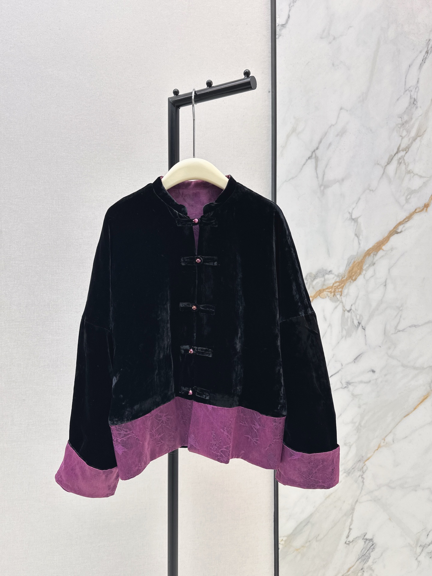 NO:666681,Fashionable retro 25Ss————The latest reversible spliced ​​button coat for autumn and winter. This reversible coat is really amazing~ One side is retro green jacquard and the Chinese plate buttons are very charming, showing oriental elegance; the flip side is textured black velvet. It is high-end and versatile. You can switch styles at will and easily match the beauty of different occasions~ Two colors are available in stock smlxl,,jackets & coats, 19860909时髦复古 25Ss————秋冬最新款双面可穿拼接盘扣外套这款两面穿外套真的绝啦～一面是复古绿提花 中式盘扣超有韵味 尽显东方雅致；翻面又是质感黑丝绒 高级又百搭 风格随心切换 轻松拿捏不同场合的美～两色现货发售smlxl,,jackets & coats, ,Women's clothing