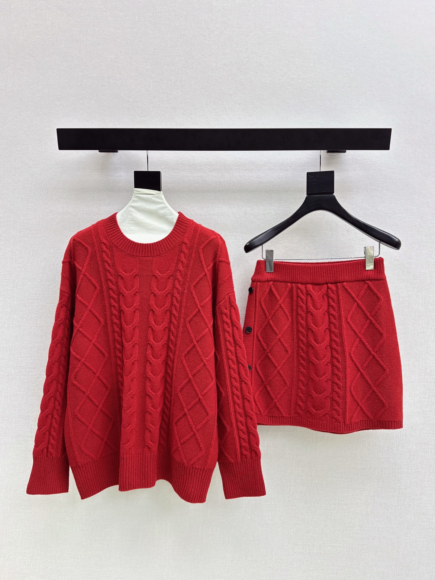 NO:666680,Exclusively debuting Max 26Ss - the latest elegant lady-like suit in early spring. Loose silhouette round neck sweater + elastic waist skirt. 100% worsted wool yarn fabric. Simple and elegant lazy version. Durable. Warmth and appearance are both online.  !  Extra large elasticity that doesn’t care about your figure. Sold as a set. Three colors available for sale. SML, skirts, sweaters,  19860909独家首发 Max 26Ss————早春最新款优雅名媛气质套装宽松廓形圆领毛衣+松紧腰半裙 百分百精纺羊毛纱线面料 简约大气慵懒版型 经久耐穿 保暖度和颜值却都在线～～最实穿百搭的精品 秋冬打底叠穿日常高级！！超大弹力不挑身材 一套出售 三色现货发售sml,,skirts,sweaters, ,Women's clothing