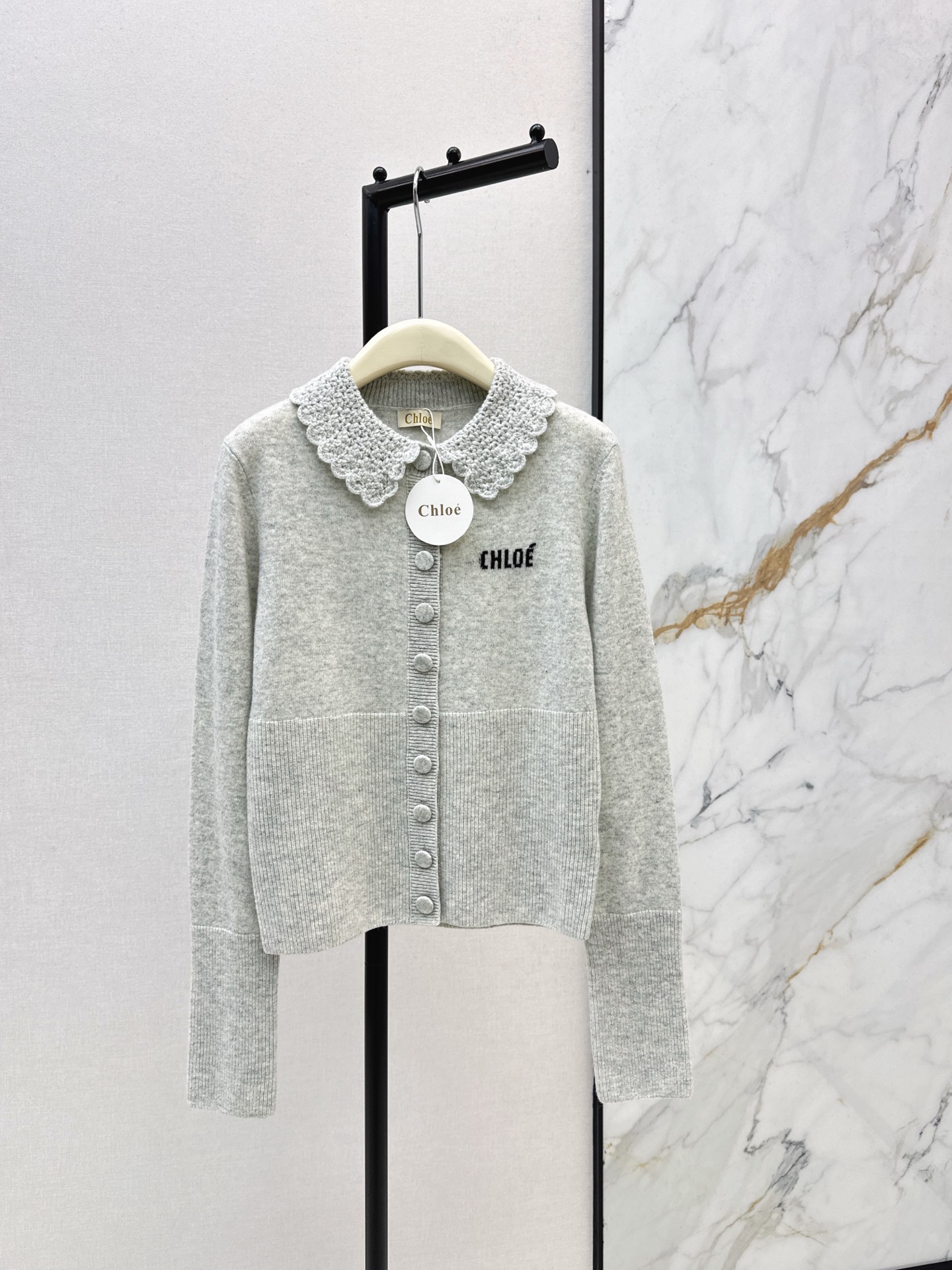 NO:666679,Ch～E 26Ss————The latest lace lapel poko sweater in early spring, made of custom wool yarn, high-end texture, comfortable and soft, lapel long-sleeved sweater tailoring, pit details, straight shoulder slim fit, looks good when worn alone in autumn and winter, one color ready for sale sml,,sweaters, 19860909Ch～E 26Ss———早春最新款蕾丝翻领poko针织衫定制羊毛纱线织造 质感高级 舒适柔软 翻领长袖毛衣剪裁 坑条细节 正肩款修身版型 秋冬日常内搭单穿都好看 一色现货发售sml,,sweaters, ,Women's clothing