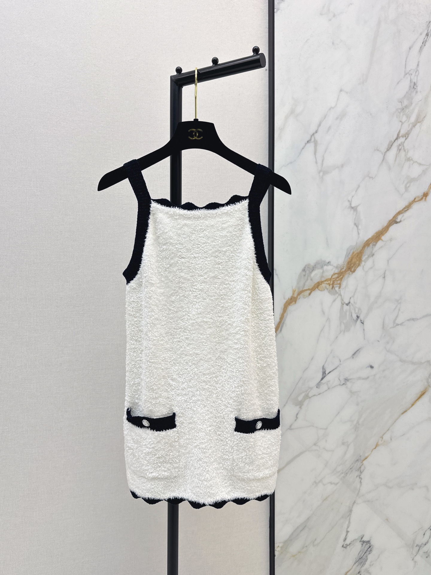 NO:667115,coco girl outfit C home 26Ss——Early spring latest style towel embroidered double pocket design contrasting color vest long sling custom YB yarn weaving high-end texture simple and elegant tailoring whole body stitching contrasting color wavy lace design on the neckline with double C rhinestone flowers to make the elegant elements show restraint and refinement.19860909coco女孩穿搭 C家 26Ss————早春最新款毛巾绣双口袋设计撞色背心长款吊带定制YB纱线织造 质感高级 裁剪简约大气 通体拼接撞色 领口波浪花边设计 配合双C水钻花朵让素雅元素尽显内敛精致 上身展现气质优雅时髦洋气 一色现货发售sml,,chanel, ,Women's clothing