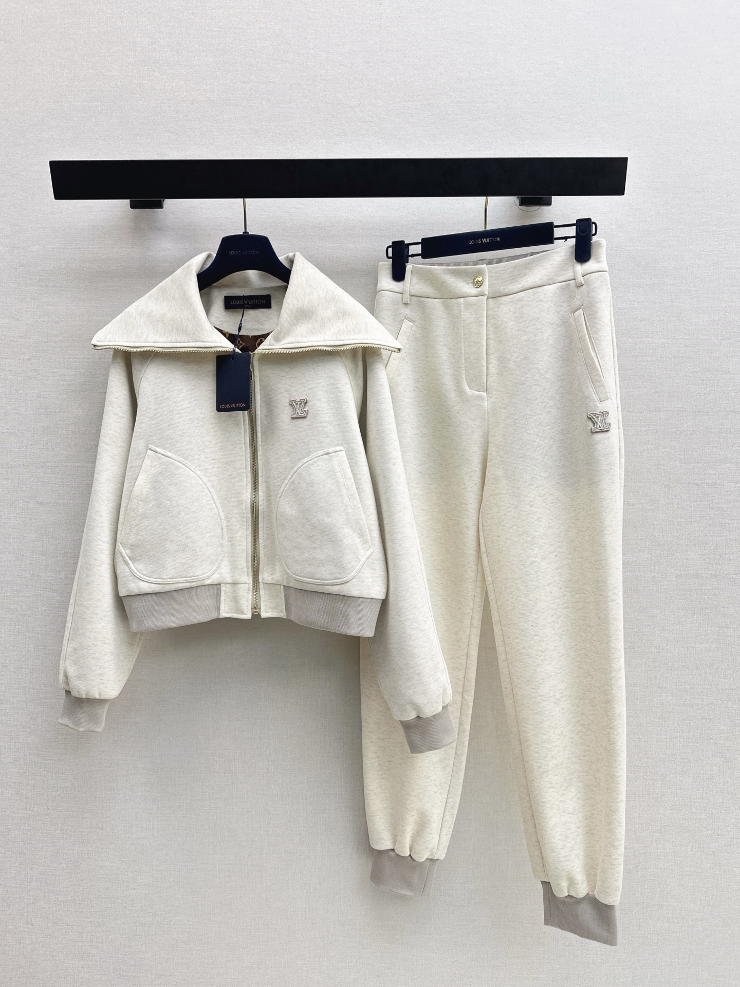 NO:667114,L's 25Ss————The latest autumn and winter large lapel casual suit lapel shawl zipper jacket + elastic waist leggings trousers, custom zipper puller, presbyopia print on the inside, casual retro and fashionable, simple contrasting color line outline is very sporty, a must-have for lazy people, you can get a sweet and cool rebellious girly feel in seconds, whether it is daily leisure or commuting. Special yarn custom-made high-elastic air cotton fabric, small straight trousers directly fill the casual sports atmosphere, a set is sold  Two colors ready for sale sml,,louis vuitton,jackets & coats,shawls, 19860909L家 25Ss————秋冬最新款大翻领休闲套装翻领披肩拉链外套+松紧腰束脚长裤 定制拉链头 内里老花印花 休闲复古又时髦 简约的撞色线条轮廓很有运动感 懒人必备 起来秒get甜酷叛逆的少女感 不管是日常休闲还是通勤都能兼具 特殊纱线定制高弹空气棉面料 裤子小直筒直接把休闲运动氛围拉满 一套出 两色现货发售sml,,louis vuitton,jackets & coats,shawls, ,Women's clothing