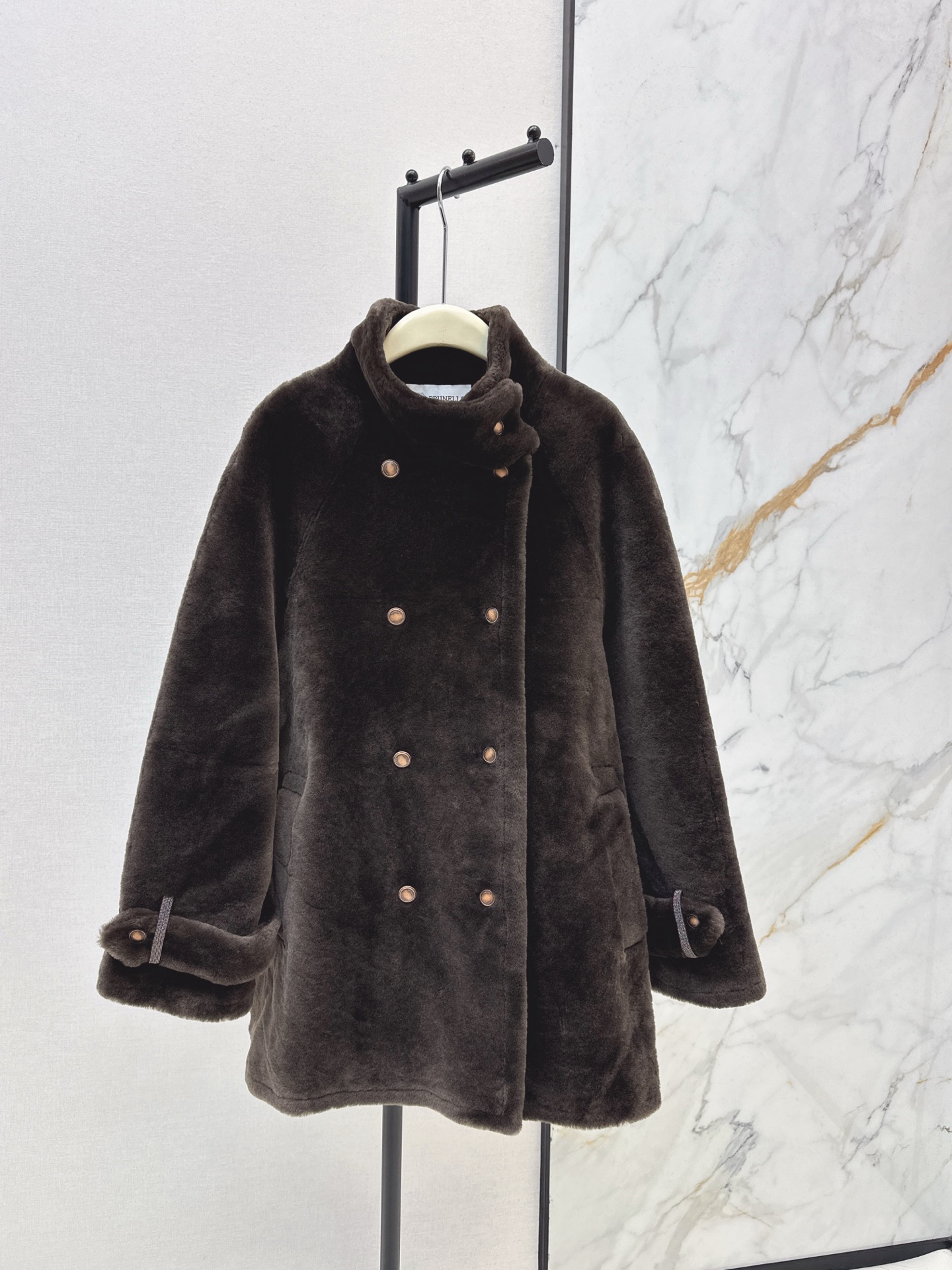 NO:667112,Equipped with dust bag, exclusive first release Bc 25Ss - the latest high-luxury fur all-in-one coat for autumn and winter. Imported merino fur has a plush texture and is super soft. Classic stand-up collar silhouette, double-breasted version. Perfect interpretation of simple and elegant high-end fashion. The fur side faces the outer side and the inner side. Perfect hemming. Pure handmade genuine leather hemming technology. The upper body has an elegant, sassy and handsome temperament. The needle-thick fur is super warm and refuses to be bloated.  One color spot sale sml,, 19860909配防尘袋独家首发 Bc 25Ss————秋冬最新款高奢皮毛一体大衣进口美丽奴皮毛一体毛绒绒的质感手感超柔 经典立领廓形双排扣版型 完美演绎简约大气的高级时髦感 毛面朝外皮面朝里 完美包边纯手工真皮包边工艺 上身气质优雅又飒又帅 毛针厚实皮毛 超级保暖 拒绝臃肿 一色现货发售sml,, ,Women's clothing