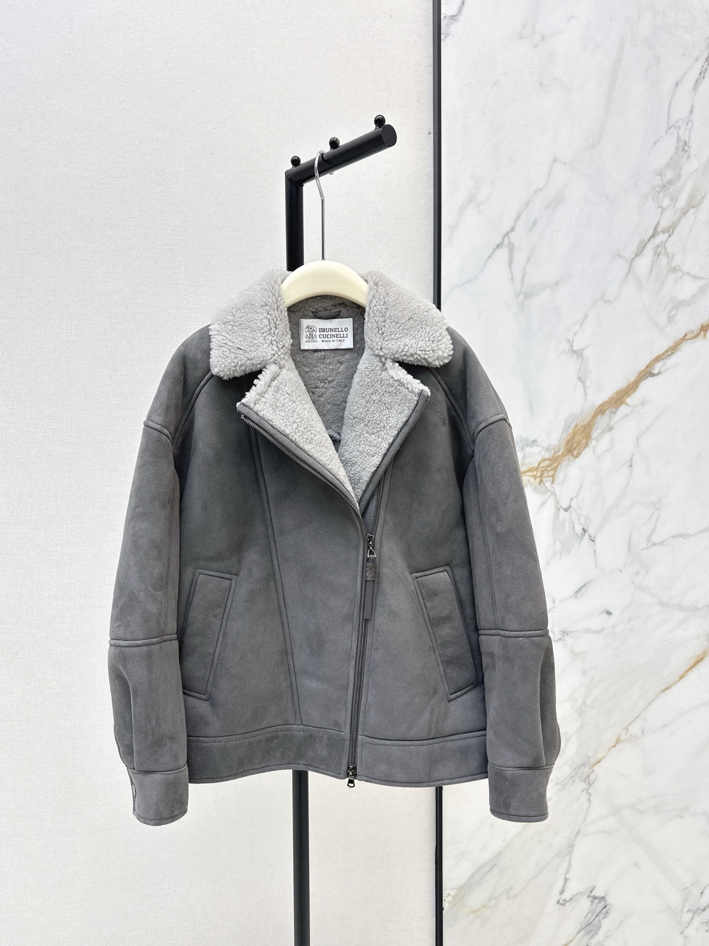 NO:667107,Comes with dust bag, exclusive first release, Bc 25Ss————The latest high-end luxury wear in autumn and winter, gray style jacket, fur one-piece jacket, imported fur one-piece ~~Retro suede suede quality is thick and wide, elegant suede collar, classic shape upper body, handsome and fashionable. Highly recommended for skiing in Hokkaido in winter. Must-have item. Leather side facing out, fur side facing in. Keep warm and keep out the cold, and refuse to be bulky. One color ready for sale sml,,jackets & coats,jackets  & coats,chamois leather, 19860909配防尘袋独家首发 Bc 25Ss————秋冬最新款高奢穿搭格蕾系夹克皮毛一体夹克外套进口皮毛一体 ～～复古麂皮绒面质量厚实挺阔 气质翻毛领经典版形上身帅气又时髦 强烈推荐冬季北海道滑雪 必入单品 皮面朝外毛面朝里 保暖御寒拒绝臃肿 一色现货发售sml,,jackets & coats,jackets & coats,chamois leather, ,Women's clothing