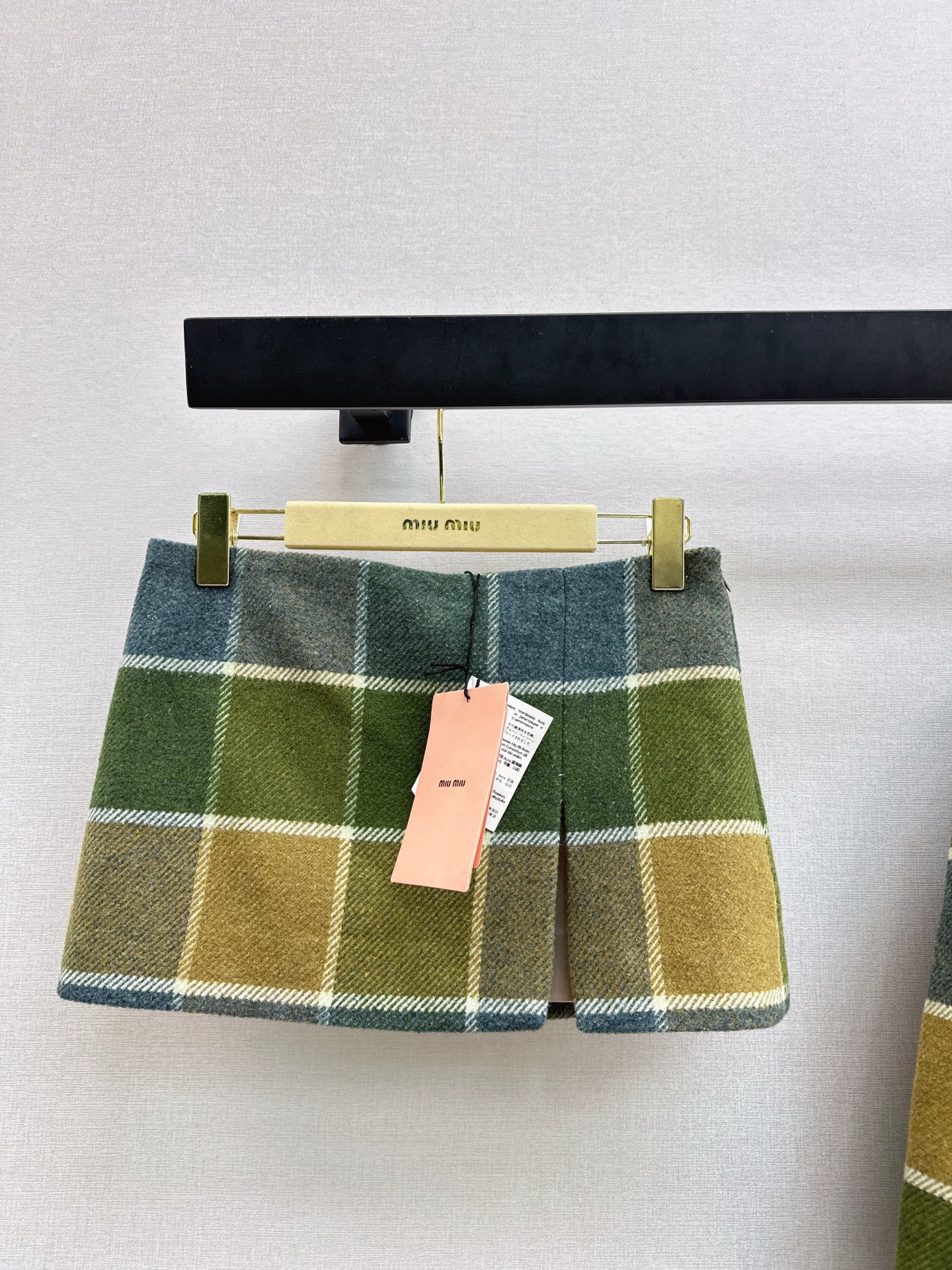 NO:667103,Miu 25Ss - the latest French retro contrasting plaid suit for autumn and winter. Retro olive green light brown plaid woolen jacket + embroidered letter short skirt. The color matching has a winter atmosphere. The jacket has a baseball collar design that is sweet and lazy. The slit details of the skirt are small and sexy. The outfit is A and stylish for daily outings. The high-end color matching is not easy to clash. Overall, it is a relaxed outfit for a young lady in autumn college style. Developed in one color.  Ready for sale sml,,miumiu,skirts,jackets & coats,jackets & coats, 19860909Miu 25Ss———秋冬最新款法式复古撞色格纹套装 复古橄榄绿浅棕格纹毛呢外套+刺绣字母小短裙 配色自带冬日氛围感 夹克是棒球领设计甜美又慵懒 半裙开叉细节小性感藏不住 一套穿搭日常出街又A又飒 高级配色不容易撞款 整体是秋日学院风大小姐的松弛感穿搭 一色分开发 现货发售sml,,miumiu,skirts,jackets & coats,jackets & coats, ,Women's clothing