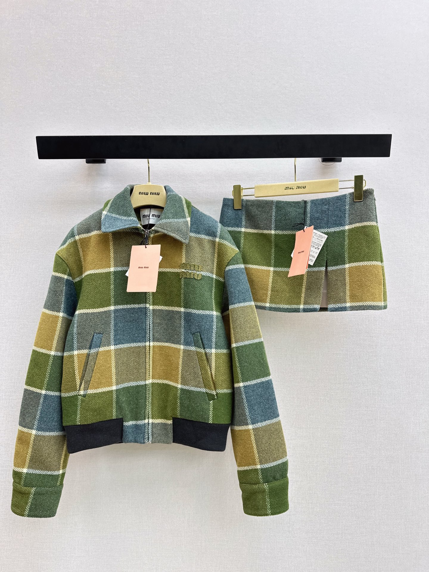 NO:667101,Miu 25Ss - the latest French retro contrasting plaid suit for autumn and winter. Retro olive green light brown plaid woolen jacket + embroidered letter short skirt. The color matching has a winter atmosphere. The jacket has a baseball collar design that is sweet and lazy. The slit details of the skirt are small and sexy. The outfit is A and stylish for daily street use. The high-end color matching is not easy to clash with. Overall, it is a relaxed style for a lady in autumn college style. Developed in one color. Ready for sale sml  outside,,miumiu,skirts,jackets & coats,jackets & coats, 19860909Miu 25Ss———秋冬最新款法式复古撞色格纹套装 复古橄榄绿浅棕格纹毛呢外套+刺绣字母小短裙 配色自带冬日氛围感 夹克是棒球领设计甜美又慵懒 半裙开叉细节小性感藏不住 一套穿搭日常出街又A又飒 高级配色不容易撞款 整体是秋日学院风大小姐的松弛感穿搭 一色分开发 现货发售sml 外,,miumiu,skirts,jackets & coats,jackets & coats, ,Women's clothing