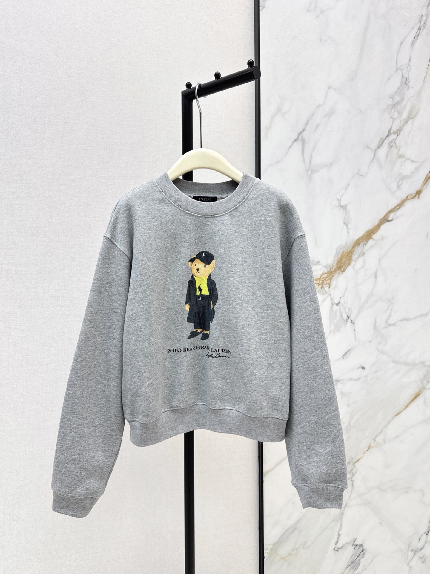 NO:667108,Recommended hot item RL 25Ss - the latest American style bear sweatshirt for autumn and winter with a round neck and a classic version. Quality control is a must. Imported brushed pure cotton sweatshirt fabrics have great texture. Printed bear embroidery technology. Fashionable and refined temperament for younger girls. Childlike and advanced retro casual style. The version is versatile and not picky. One color ready for sale sml, hoodie, sweatshirts,  19860909爆单款推荐 RL 25Ss————秋冬最新款美式风格穿大衣的小熊卫衣圆领经典版型 品质控必入 进口磨绒纯棉卫衣面料质感超赞 印花小熊刺绣工艺 减龄少女气质时髦精必入 童趣高级复古随性风 版型百搭不挑人 一色现货发售sml,,hoodie,sweatshirts, ,Women's clothing