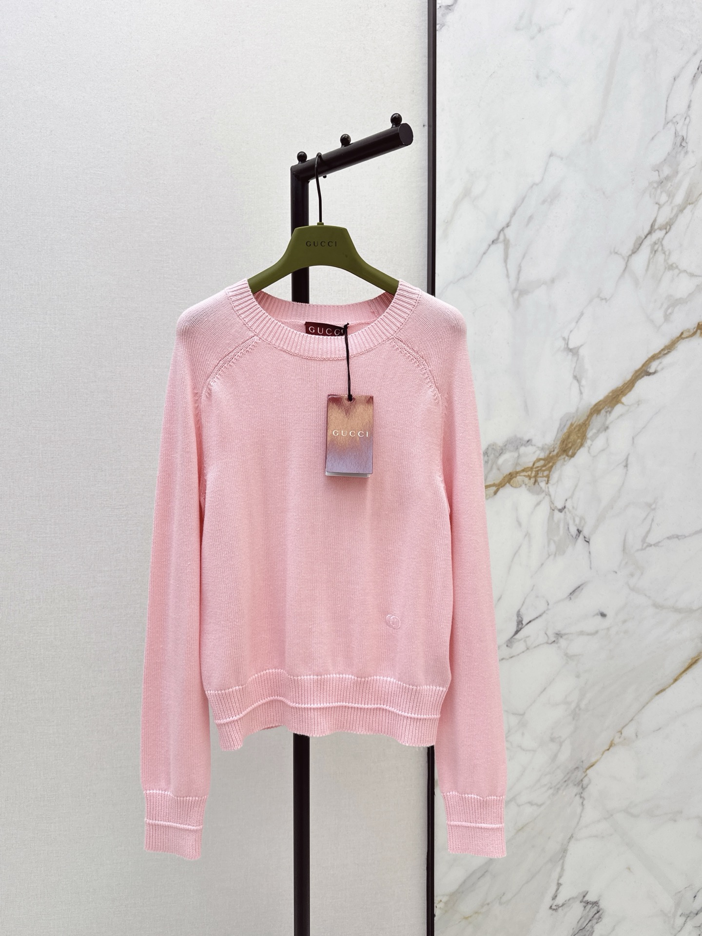 NO:667521,Gu 25Ss————The latest round-neck sweater decorated with logo letter embroidery in autumn and winter. It has a cool style. It can be worn for daily commuting. It does not matter the occasion. The classic round-neck version has a richer layering. It is full of small details that are a plus. Two colors are available in stock. sml,,sweaters, 19860909Gu 25Ss————秋冬最新款logo字母刺绣装饰圆领毛衣 可A可飒的风格 日常通勤穿 不挑场合 经典圆领版型 层次感更加丰富 满满小细节太加分了 两色现货发售sml,,sweaters, ,Women's clothing