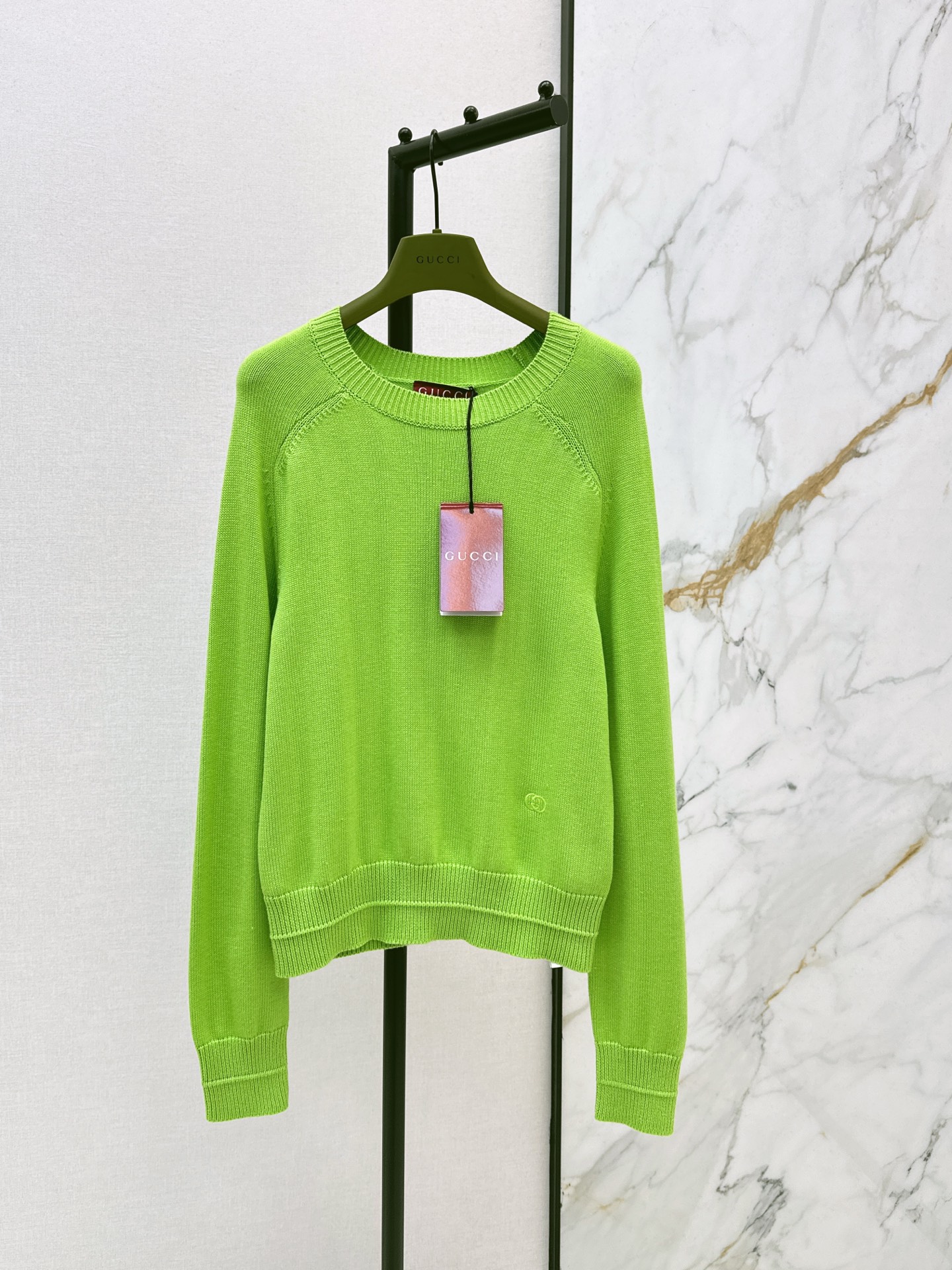 NO:667517,Gu 25Ss————The latest round-neck sweater decorated with logo letter embroidery in autumn and winter. It has a cool style. It can be worn for daily commuting. It does not matter the occasion. The classic round-neck version has a richer layering. It is full of small details that are a plus. Two colors are available in stock. sml,,sweaters, 19860909Gu 25Ss————秋冬最新款logo字母刺绣装饰圆领毛衣 可A可飒的风格 日常通勤穿 不挑场合 经典圆领版型 层次感更加丰富 满满小细节太加分了 两色现货发售sml,,sweaters, ,Women's clothing