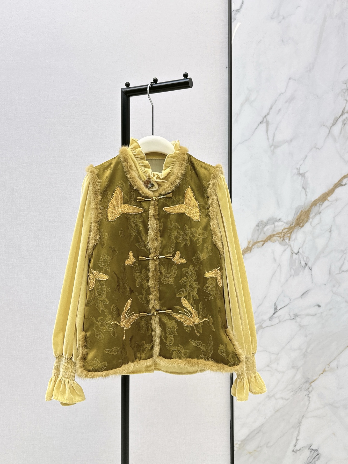 NO:667512,Fashionable Retro 25Ss————The latest Chinese style rayon fragrant cloud gauze brocade vest for autumn and winter with retro floral pattern. Integrated with the details of the Republic of China. Gold embroidery thread decoration. Plush edges are added to the neckline and armholes. It has both Chinese charm and autumn and winter warmth. It is suitable for autumn and winter layering scenes. Emphasizes the noble texture and retro atmosphere. One color ready for sale smlxl,, 19860909时髦复古 25Ss————秋冬最新款中式风格人丝香云纱织锦马甲复古团花图案 融合民国缠枝纹细节 金边绣线装饰 领口及袖窿处加入毛绒边 兼具中式韵味与秋冬温暖感 适配秋冬叠穿场景 强调显贵质感与复古氛围 一色现货发售smlxl,, ,Women's clothing