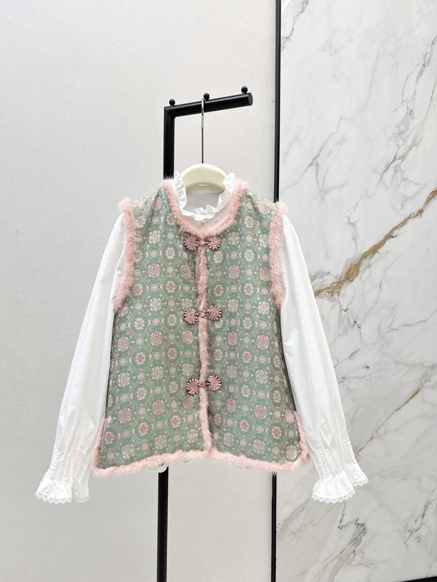 NO:667536,Fashionable and retro 25Ss - the latest rayon jacquard mink fur new Chinese quilted vest for autumn and winter is made of fragrant cloud gauze jacquard fabric. The light mint green background is matched with pink and white flower dark patterns. The jacquard process gives the pattern a delicate three-dimensional texture. It has a classic and elegant luster. It is spliced with pink waxy mink fur. The fur feels fluffy and soft. It is a retro and gentle new Chinese style item. One color is available for sale smlxl,,alexander  wang19860909时髦复古 25Ss———秋冬最新款人丝香云纱提花水貂毛新中式夹棉马甲采用香云纱提花面料 浅薄荷绿底色搭配粉白花卉暗纹 提花工艺让花纹有细腻的立体肌理感 自带古典雅致的光泽 拼接了粉糯水貂毛 毛感蓬松柔软 是复古又温柔的新中式单品 一色现货发售smlxl,, ,Women's clothing