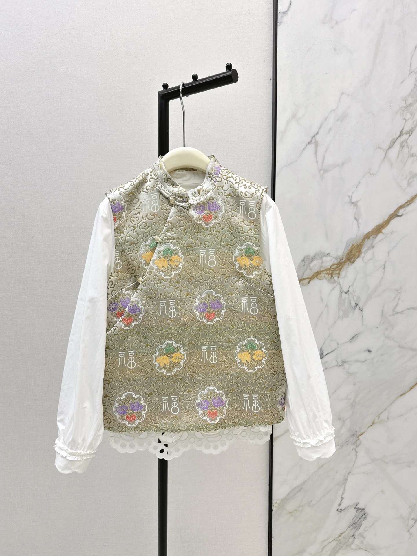 NO:667531,Fashionable and retro 25Ss————The latest warm and winter jacquard quilted vest for autumn and winter wears Chinese elegance on the body. The jacquard brocade has its own nobleness and light gold background pattern with branches and blessings. Contrast color embroidery blooms all over the body. The satin luster makes people gentle and soft, as if the elegance of Jiangnan is wrapped around the body. The inner layer of quilted cotton locks in temperature without compressing the body. It is suitable to be worn alone in early winter and layered with coats in late winter. It can also maintain stretched elegance in the cold wind.  One color spot sale smlxl,, 19860909时髦复古 25Ss————秋冬最新款暖冬福韵提花夹棉马甲把中式贵气穿在身上 提花织锦自带贵气浅金底纹缠枝连福 撞色绣花开满衣身 缎面光泽衬得人温温柔柔 像把江南的雅致裹在了身上 内层夹棉锁温不压身 初冬单穿深冬叠搭大衣都刚好 寒风里也能保持舒展的优雅 一色现货发售smlxl,, ,Women's clothing