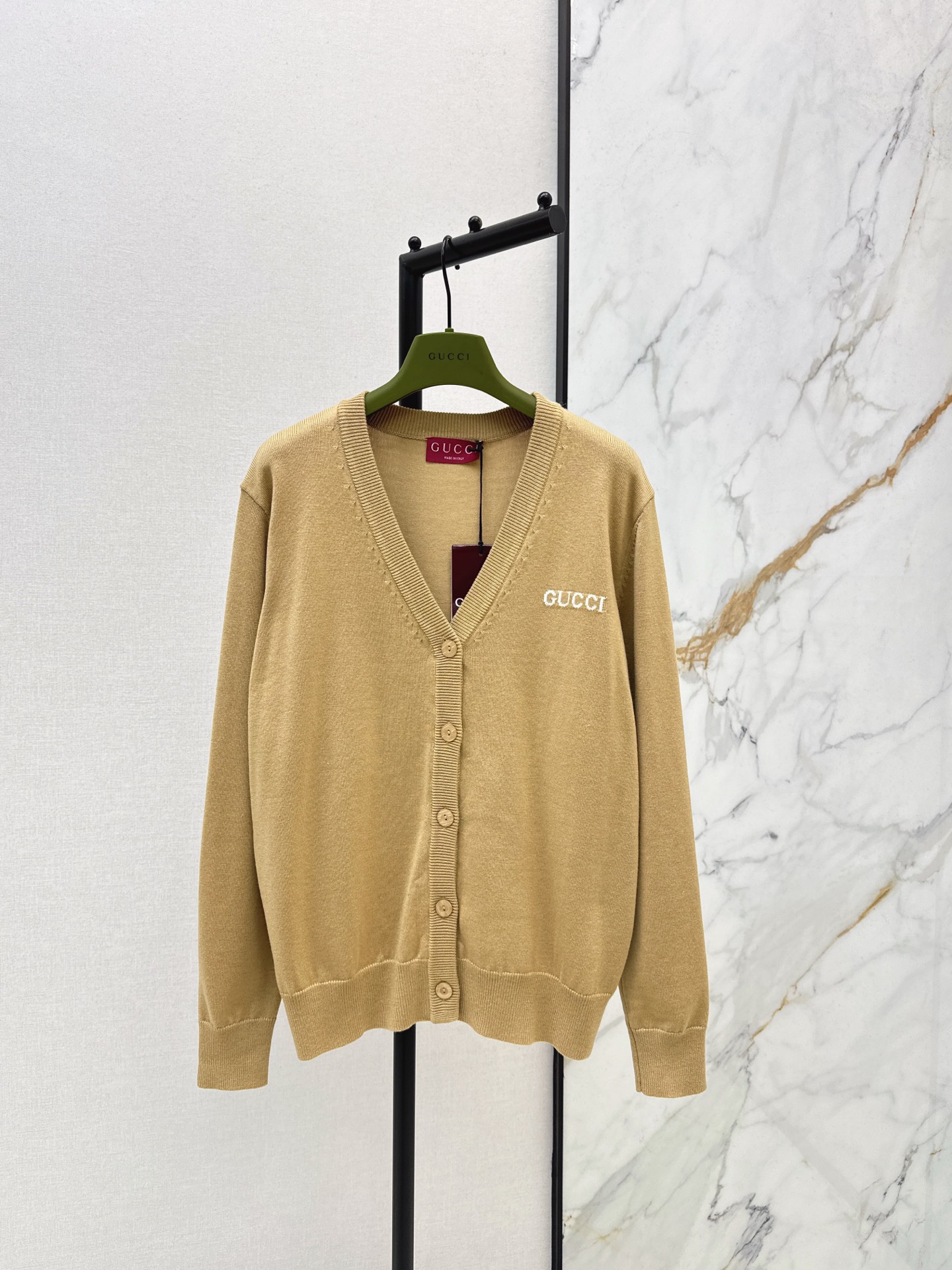 NO:667522,Gu 25Ss————The latest autumn and winter logo woven pattern V-neck knitted cardigan made of 100% wool fabric. The texture is delicate and soft. It is a classic age-reducing item. The three-dimensional logo letter design is fashionable and handsome. The shape is not picky and makes the upper body look slimmer. A perfect item for those who are rich and beautiful. Two colors available for sale sml,, 19860909Gu 25Ss————秋冬最新款logo提织图案V领针织开衫百分百羊毛面料 质感细腻软糯 经典减龄单品 立体Logo字母设计时髦又帅气 版型不挑人上身巨显瘦 白富美必收的完美单品 两色现货发售sml,, ,Women's clothing