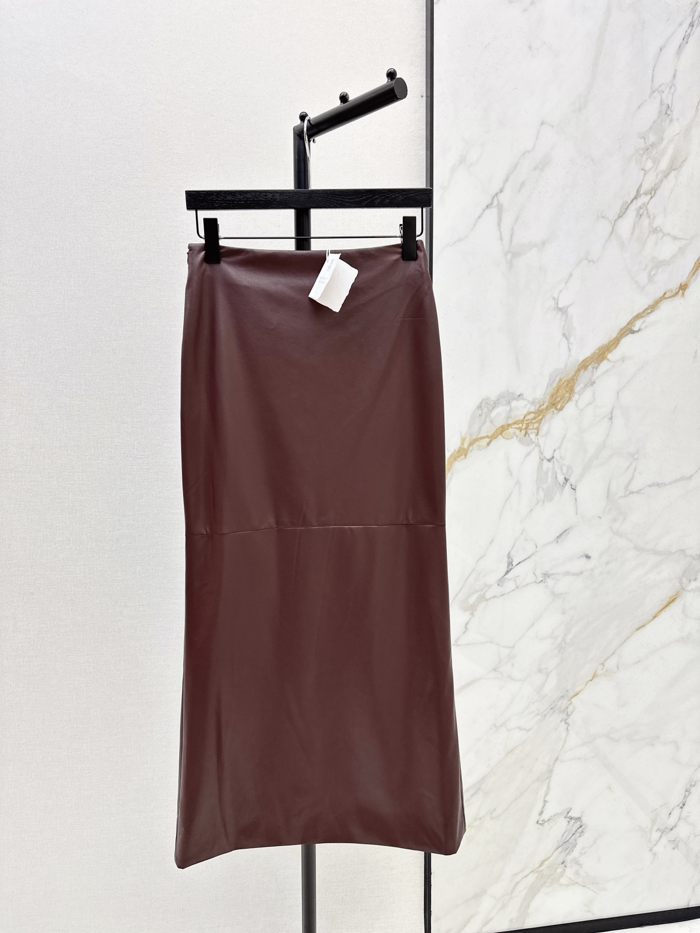 NO:667507,Bc 25Ss, the latest all-match long hip skirt in autumn and winter, customized with pu protein leather fabric. Recommended. The upper body effect is great. It can be matched casually. It has a sense of handsomeness and elegance. The high-waisted upper body can easily make you slimmer and taller. Two colors are available for sale now: sml, skirts,  19860909腔调感单品 Bc 25Ss————秋冬最新款百搭款长款包臀半裙定制pu蛋白皮面料 推荐哦 上身效果很赞 属于随意搭配都很好的那种 自带帅气感和优雅范 高腰版型上身轻松显瘦显高 两色现货发售sml,,skirts, ,Women's clothing