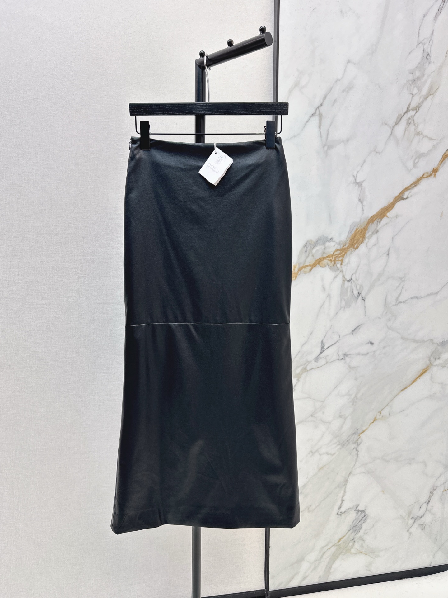 NO:667505,Bc 25Ss, the latest all-match long hip skirt in autumn and winter, customized with pu protein leather fabric. Recommended. The upper body effect is great. It can be matched casually. It has a sense of handsomeness and elegance. The high-waisted upper body can easily make you slimmer and taller. Two colors are available for sale now: sml, skirts,  19860909腔调感单品 Bc 25Ss————秋冬最新款百搭款长款包臀半裙定制pu蛋白皮面料 推荐哦 上身效果很赞 属于随意搭配都很好的那种 自带帅气感和优雅范 高腰版型上身轻松显瘦显高 两色现货发售sml,,skirts, ,Women's clothing