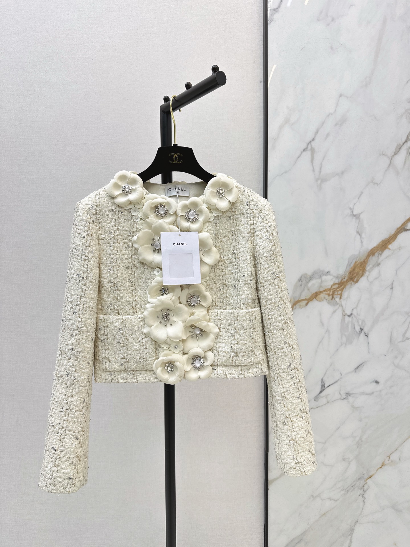 NO:667504,Exclusive model C Home 26Ss——Early spring’s latest short jacket with three-dimensional flower decoration, customized plaid woven fabric + hand-made three-dimensional flower decoration of different sizes. Heavy and weighty. Beautiful ~ perfect for summer vacation or daily photography. One color ready for sale sml,,chanel,jackets & coats, 19860909独家款 C家 26Ss————早春最新款立体花朵装饰小短款外套定制格纹编织面料 +大小不一的手工立体花朵装饰 重磅有分量 美炸啦～夏季度假或者日常拍照妥妥的好看 一色现货发售sml,,chanel,jackets & coats, ,Women's clothing