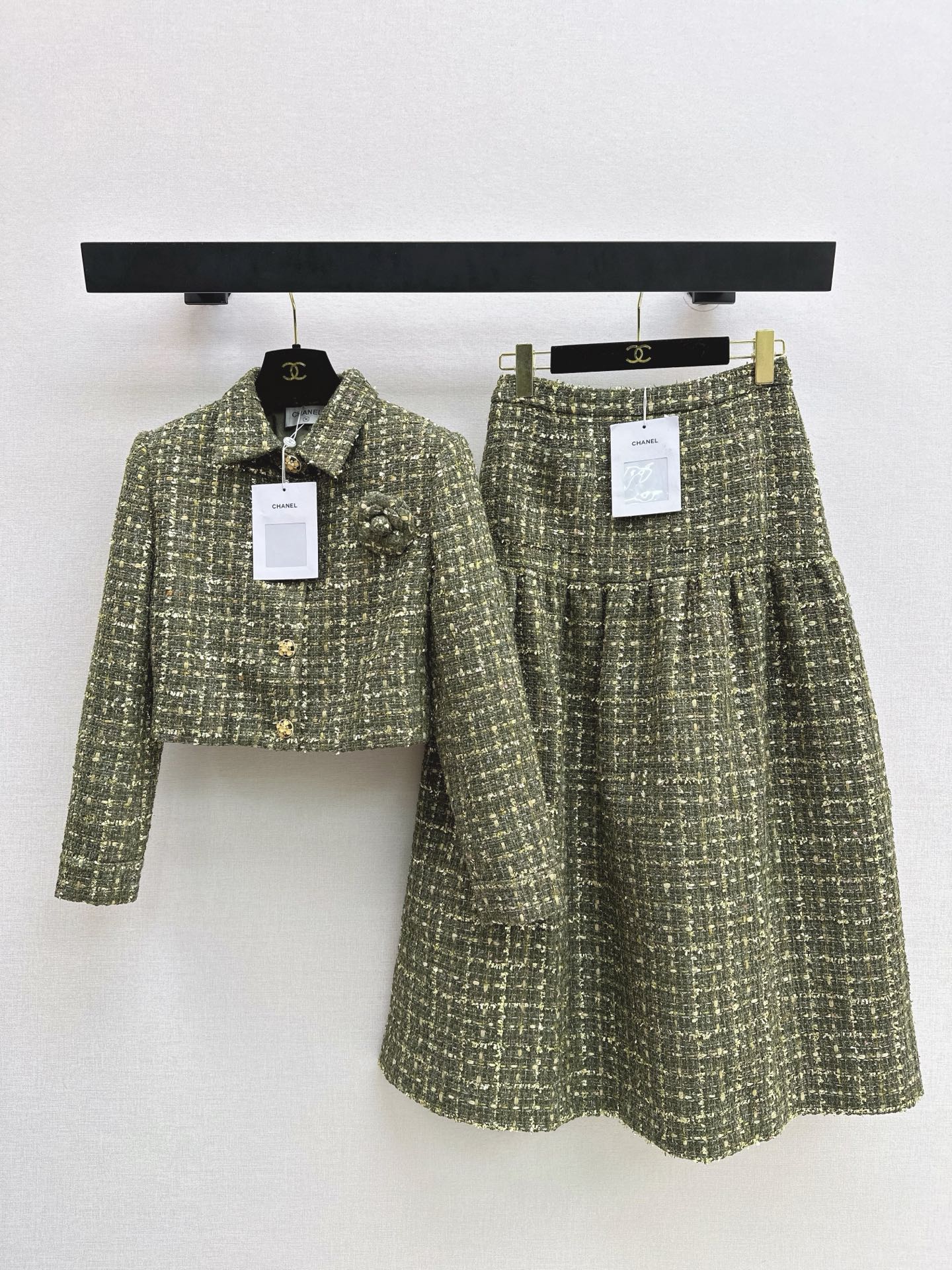 NO:667499,Must-have outfits for Christmas at the annual meeting C Home 25Ss————The latest noble style exquisite woven suit in autumn and winter. Short lapel woven jacket + high waist pleated long skirt. The upper body is like a chaebol lady. Korean style extravagance. Very high-end. It is suitable for dating or commuting. It has a natural temperament. It is versatile when worn separately. It is made of custom woven fabric. It is very thick. If you look closely, it has small sequins. It is developed in one color. Ready for sale sml  outside,,chanel,skirts,jackets & coats, 19860909年会圣诞必备穿搭 C家 25Ss————秋冬最新款贵气范儿精致编织套装 翻领小短款编织外套+高腰压褶长款半裙 上身就是那种财阀小姐姐调调 韩系贵气 很高级 不管是约会或者通勤都很适合 浑然天成的气质感 分开穿也很百搭 采用定制编织面料 很厚实 细看是有小亮片工艺的 一色分开发 现货发售sml 外,,chanel,skirts,jackets & coats, ,Women's clothing