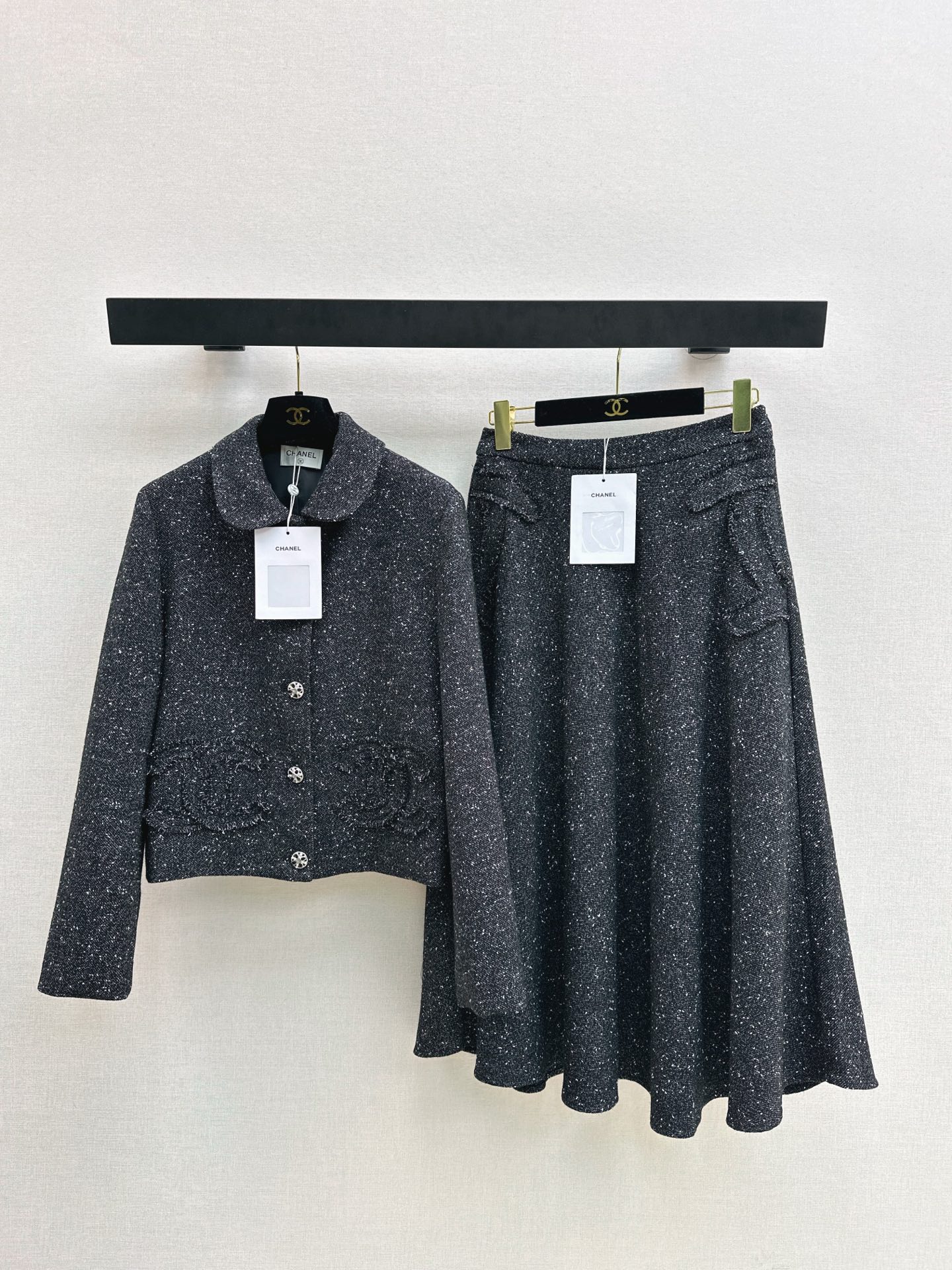 NO:683482,C Home 25Ss————The latest Xiaoxiang black tweed lapel jacket for autumn and winter. Classic tweed material. Unique texture of blended yarn. Metal buttons on the coat. Decorated with double C. High-end and elegant. Warm and texture. The first choice for autumn and winter. Suitable for commuting parties and formal occasions. It is available in one color. SML,,chanel,jackets & coats,19860909C家 25Ss————秋冬最新款小香黑色粗花呢翻领外套 经典粗花呢材质 混纺纱线质感独特 外套金属纽扣 点缀双c装饰 高级优雅 保暖又有质感 秋冬穿搭首选 适合通勤聚会正式场合穿都很出彩 一色现货发售sml,,chanel,jackets & coats,,Women's clothing