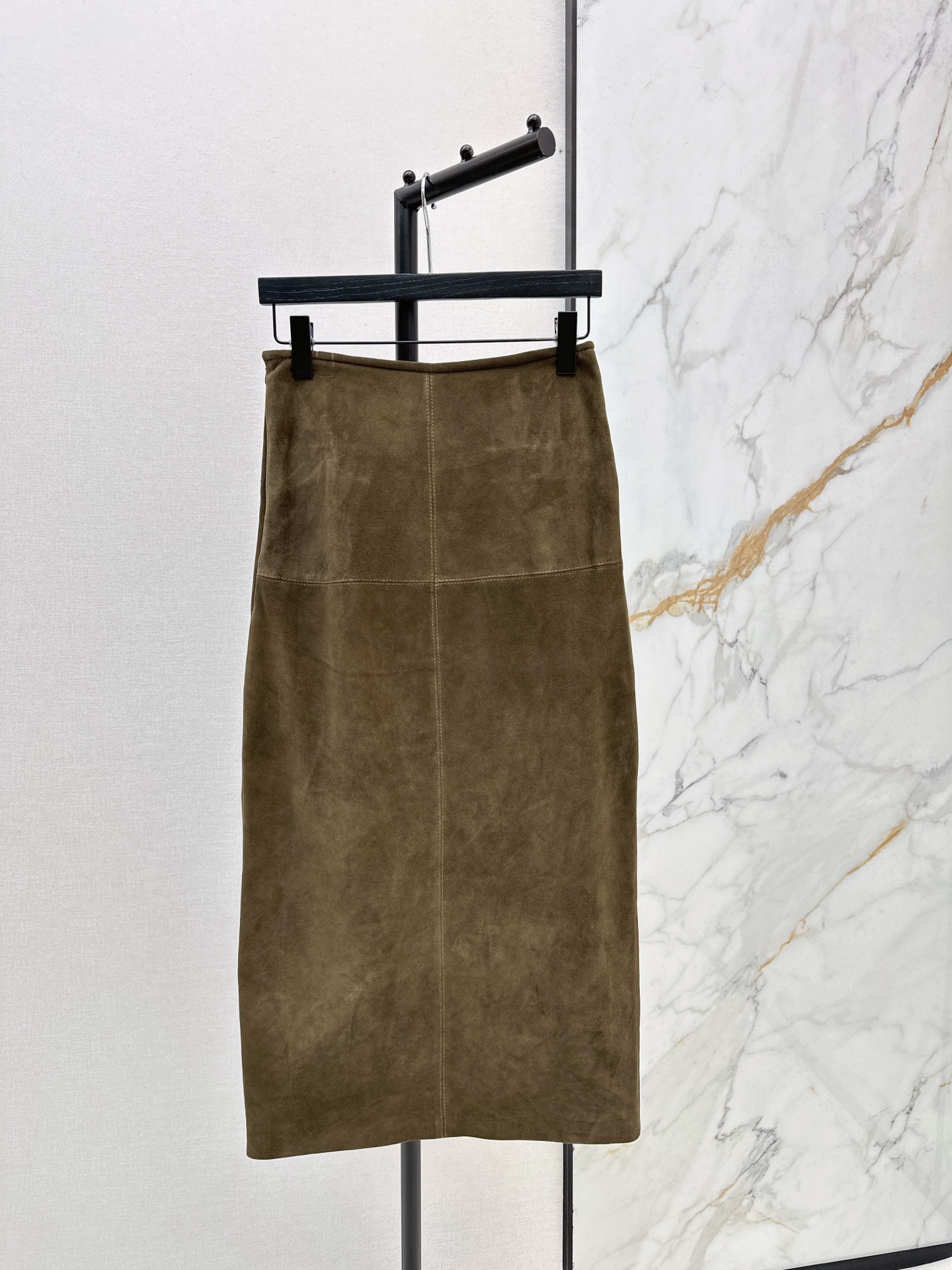 NO:683470,Row-style Italian high-luxury old-money style outfit 26Ss————The latest and best item in early spring, suede sheepskin long skirt, imported 100% suede lambskin. Soft, flexible and fine leather texture is awesome. Back slit skirt design. Classic H version makes you look slim and perfect. The neatly cut upper body is casual and free. Elegant and full of low-key luxury and high-end. Casual and fashionable without losing handsomeness.  Three colors mlxlxxl (M size waist 68 hip 90 skirt length 87, skirts, sheepskin, chamois leather,19860909Row风意式高奢老钱风穿搭 26Ss————早春最新款最佳单品绒面羊皮长半裙进口百分百麂皮绒小羊皮 软糯柔韧细腻皮质感超赞 后开叉裙摆设计 经典H版型显瘦绝绝子 利落剪裁上身随性洒脱 气质优雅洋溢的低调奢华的高级感 休闲时髦不失帅气 三色mlxlxxl（M码腰围68 臀围90 裙长87,,skirts,sheepskin,chamois leather,,Women's clothing