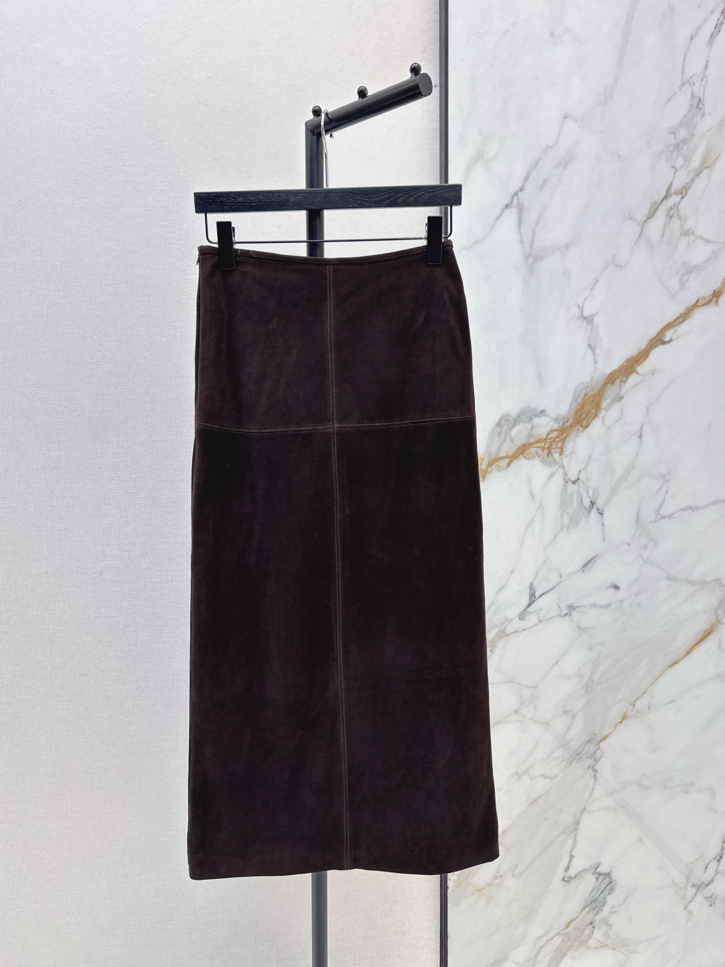 NO:683509,Row-style Italian high-luxury old-money style outfit 26Ss————The latest and best item in early spring, suede sheepskin long skirt, imported 100% suede lambskin. Soft, flexible and fine leather texture is awesome. Back slit skirt design. Classic H version makes you look slim and perfect. The neatly cut upper body is casual and free. Elegant and full of low-key luxury and high-end. Casual and fashionable without losing handsomeness.  Three colors mlxlxxl (M size waist 68 hip 90 skirt length 87, skirts, sheepskin, chamois leather,19860909Row风意式高奢老钱风穿搭 26Ss————早春最新款最佳单品绒面羊皮长半裙进口百分百麂皮绒小羊皮 软糯柔韧细腻皮质感超赞 后开叉裙摆设计 经典H版型显瘦绝绝子 利落剪裁上身随性洒脱 气质优雅洋溢的低调奢华的高级感 休闲时髦不失帅气 三色mlxlxxl（M码腰围68 臀围90 裙长87,,skirts,sheepskin,chamois leather,,Women's clothing