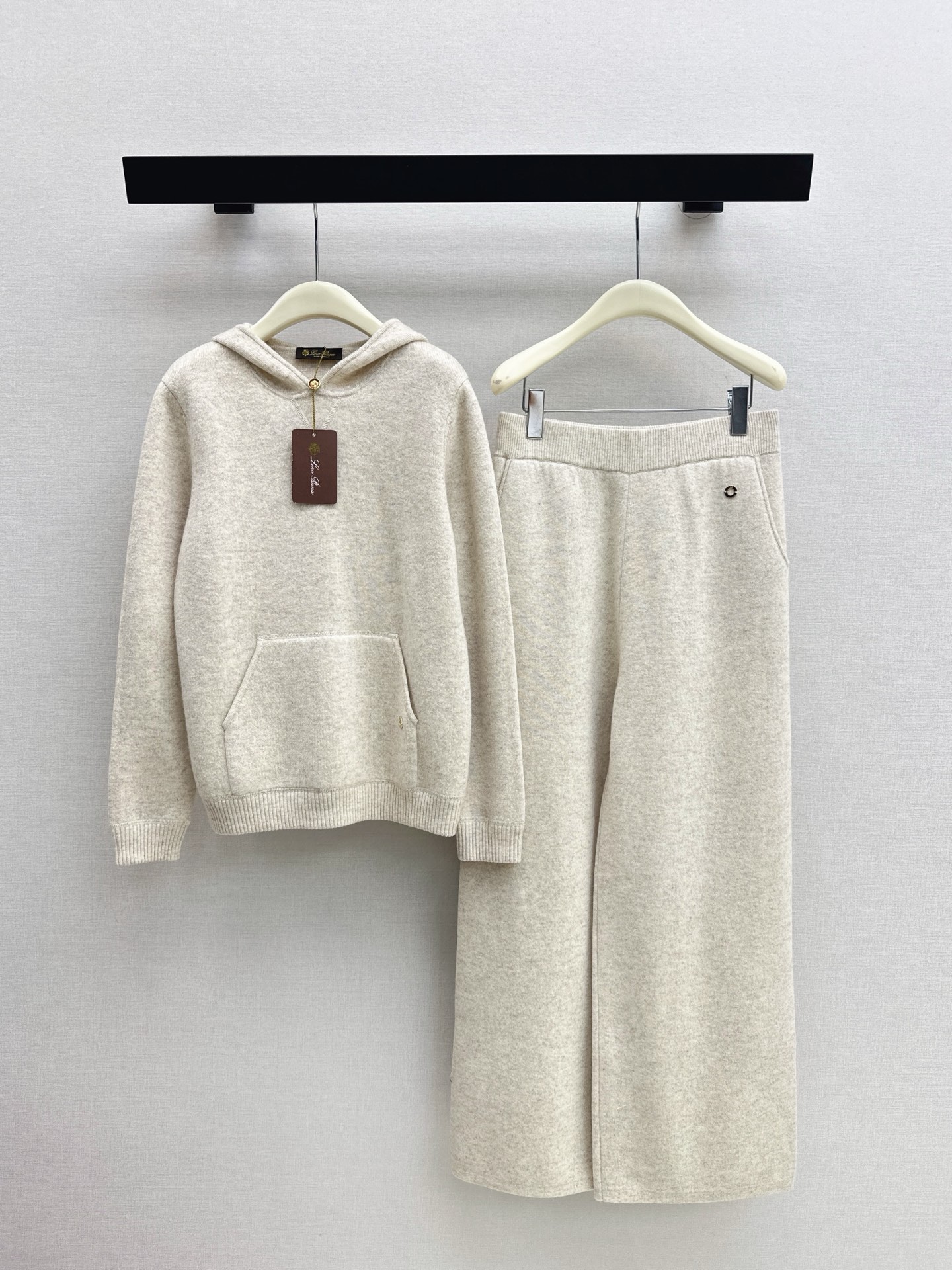 NO:683502,Exclusive first release of LP 26Ss - the latest lazy style cashmere suit for autumn and winter in Maillard color series. 100% worsted cashmere wool fabric. Simple and elegant lazy style. Durable. Warmth and appearance are both online.  !  Super stretchy and not flattering on your figure. Sold as a set. Two colors available for sale. sml, loro piana,19860909独家首发 LP 26Ss———秋冬最新款慵懒风羊绒套装爆单款美拉德色系 百分百精纺羊绒羊毛面料 简约大气慵懒版型 经久耐穿 保暖度和颜值却都在线～～最实穿百搭的精品 秋冬打底叠穿日常高级！！超大弹力不挑身材 一套出售 两色现货发售sml,,loro piana,,Women's clothing