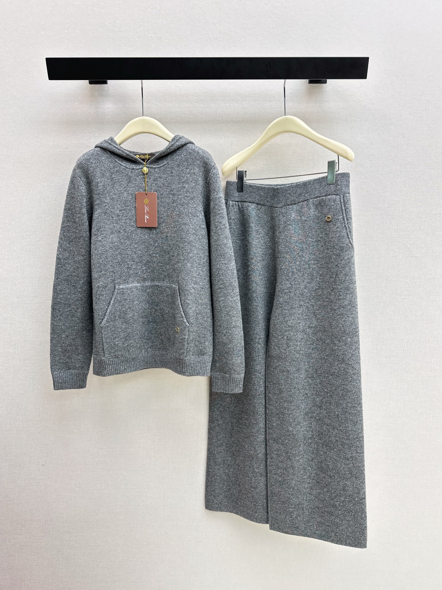 NO:683493,Exclusive first release of LP 26Ss - the latest lazy style cashmere suit for autumn and winter in Maillard color series. 100% worsted cashmere wool fabric. Simple and elegant lazy style. Durable. Warmth and appearance are both online.  !  Super stretchy and not flattering on your figure. Sold as a set. Two colors available for sale. sml, loro piana,19860909独家首发 LP 26Ss———秋冬最新款慵懒风羊绒套装爆单款美拉德色系 百分百精纺羊绒羊毛面料 简约大气慵懒版型 经久耐穿 保暖度和颜值却都在线～～最实穿百搭的精品 秋冬打底叠穿日常高级！！超大弹力不挑身材 一套出售 两色现货发售sml,,loro piana,,Women's clothing