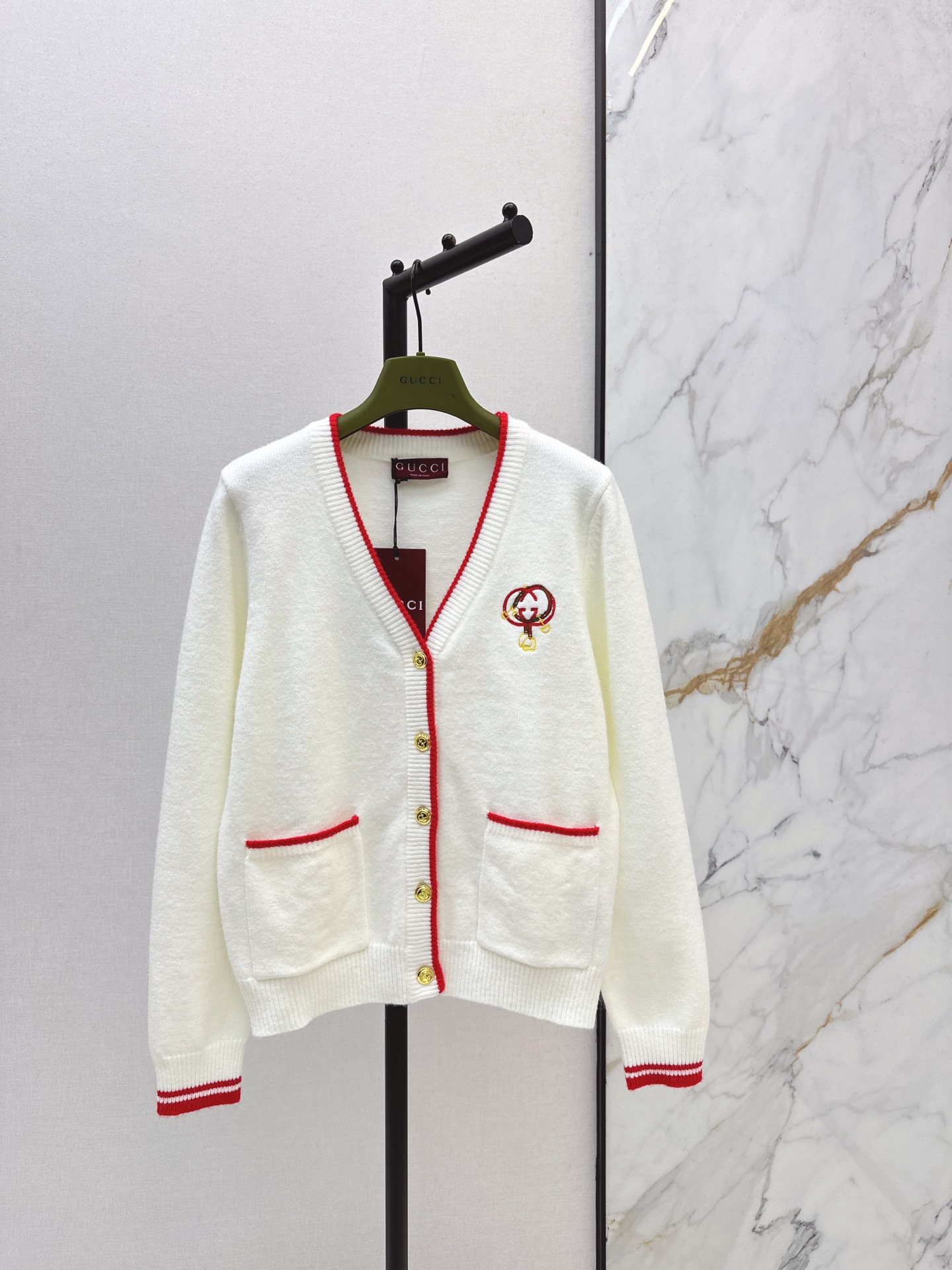 NO:684249,Gu 25Ss————The latest V-neck cardigan with contrasting thread decoration in autumn and winter. It has a cool style. It can be worn for daily commuting. No matter the occasion. Classic contrasting thread decoration has a richer layering. It is full of small details that are a plus. Two colors are available for sale sml,,19860909Gu 25Ss————秋冬最新款撞色螺纹装饰V领开衫 可A可飒的风格 日常通勤穿 不挑场合 经典撞色螺纹装饰 层次感更加丰富 满满小细节太加分了 两色现货发售sml,,,Women's clothing