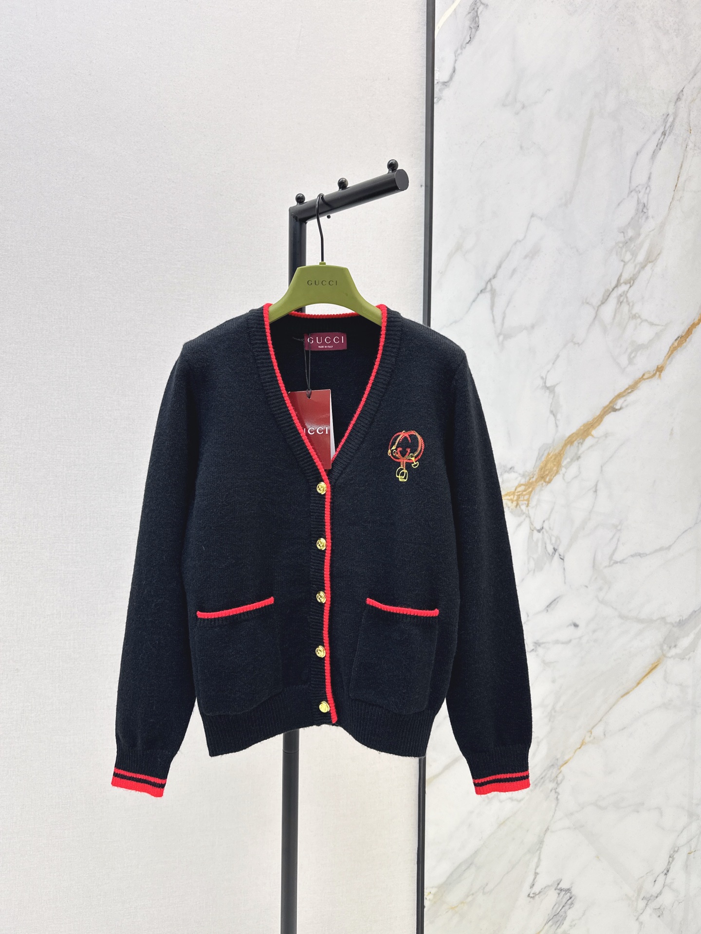 NO:684244,Gu 25Ss————The latest V-neck cardigan with contrasting thread decoration in autumn and winter. It has a cool style. It can be worn for daily commuting. No matter the occasion. Classic contrasting thread decoration has a richer layering. It is full of small details that are a plus. Two colors are available for sale sml,,19860909Gu 25Ss————秋冬最新款撞色螺纹装饰V领开衫 可A可飒的风格 日常通勤穿 不挑场合 经典撞色螺纹装饰 层次感更加丰富 满满小细节太加分了 两色现货发售sml,,,Women's clothing