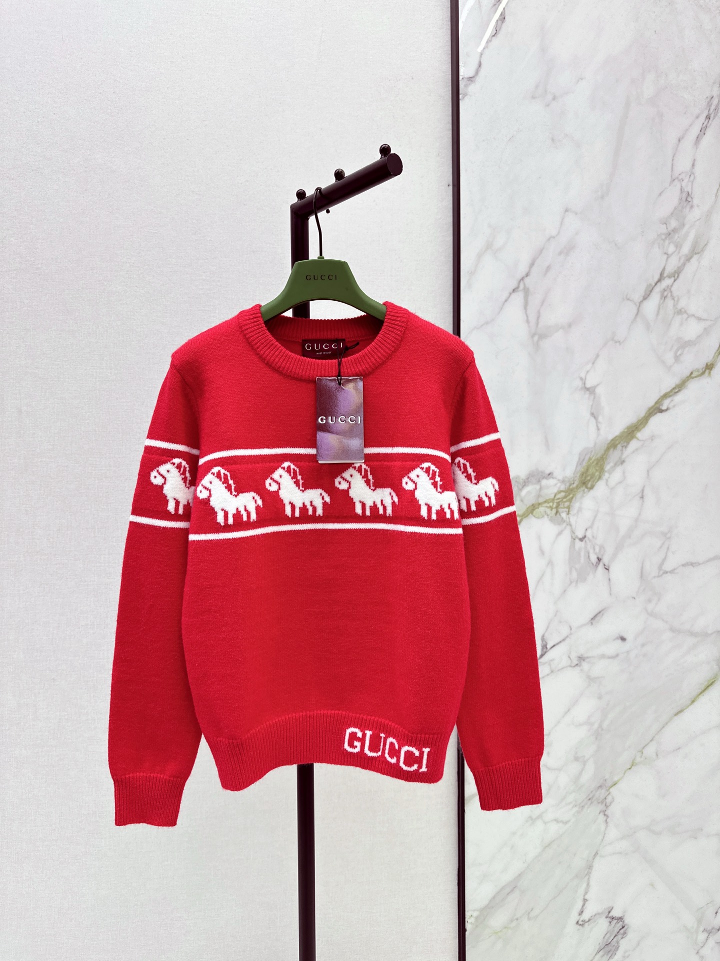 NO:684240,Gu 25Ss————The latest contrasting color pony woven pattern crew neck sweater for autumn and winter. It has a cool style. It can be worn for daily commuting regardless of the occasion. The classic contrasting thread decoration has a richer layering. It is full of small details that are a plus. Two colors are available for sale sml,,sweaters,19860909Gu 25Ss————秋冬最新款撞色小马提织图案圆领毛衣可A可飒的风格 日常通勤穿 不挑场合 经典撞色螺纹装饰 层次感更加丰富 满满小细节太加分了 两色现货发售sml,,sweaters,,Women's clothing