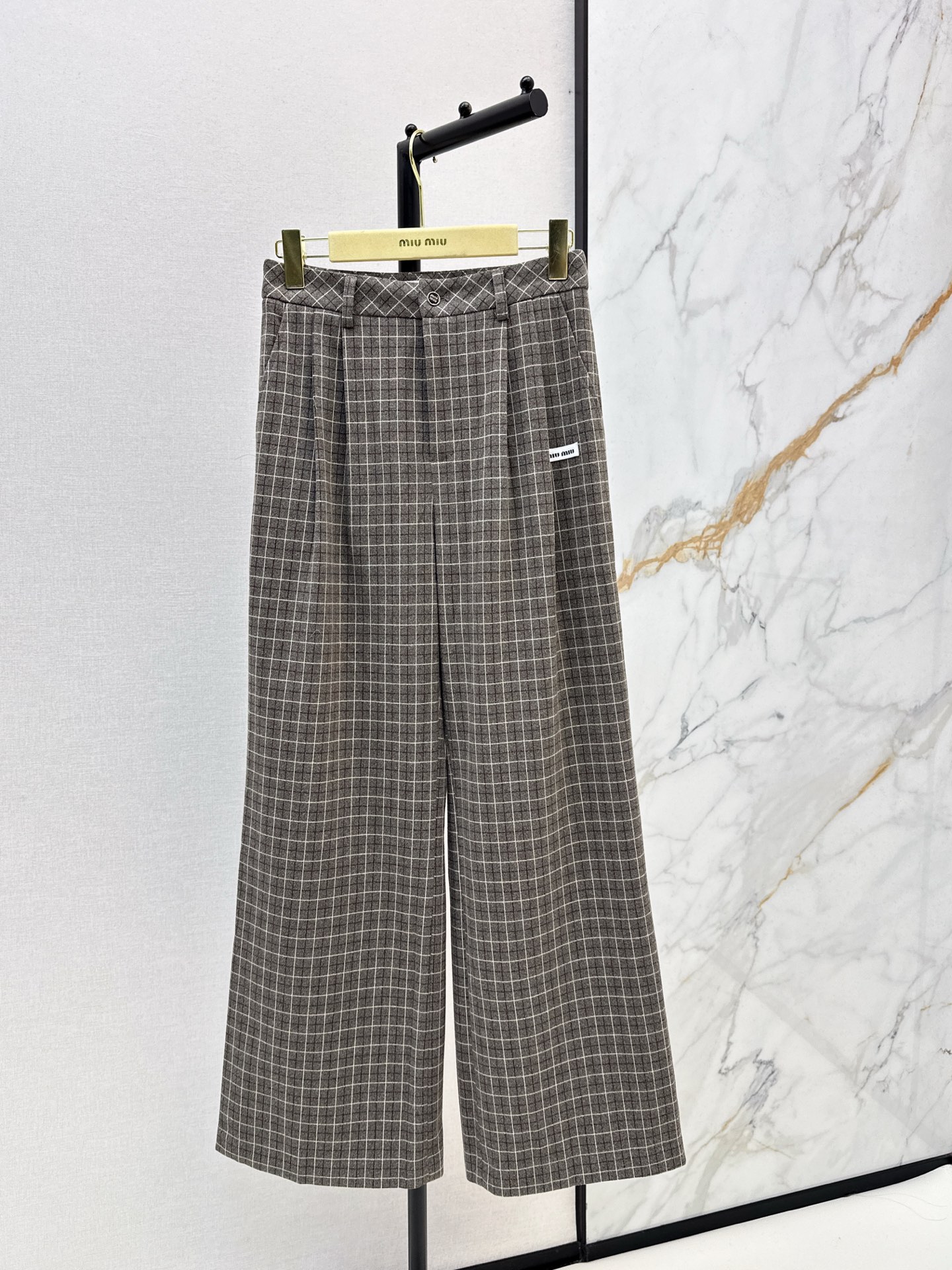 NO:684226,Miu 25Ss - the latest retro fashionable plaid trousers for autumn and winter. The trousers have a streamlined logo and are not picky about body shape requirements. The upper body is particularly great!  The style of the matching is also very versatile. Exquisite and advanced customization. The texture of the textured fabric is awesome. Retro and elegant. The upper body is cool and handsome, age-reducing and fashionable. One color ready for sale sml,,miumiu,19860909Miu 25Ss———秋冬最新款复古时髦格子长裤 裤身精简logo 不挑剔身形要求 上身特别赞！搭配的风格也很通吃 精致高级定制 富有肌理感的面料质感超赞 复古优雅 上身酷帅减龄时髦精 一色现货发售sml,,miumiu,,Women's clothing