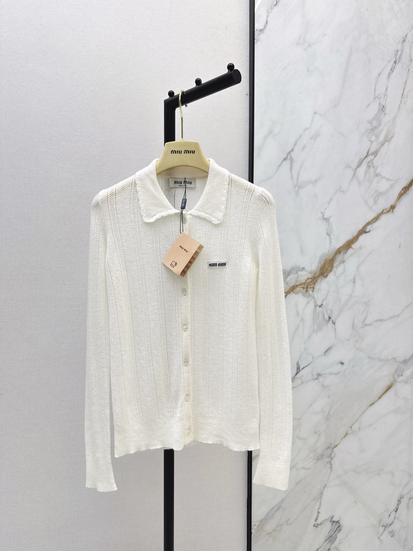 NO:684211,Miu 26Ss————The latest cashmere knitted cardigan with letter logo lapel in early spring is made of fine cashmere blended fabrics. The milky white lapel has petal-style wavy edges, which weakens the heavy feeling of cashmere. The small mark on the chest is the finishing detail. The invisible drawstring on the hem can be adjusted freely. The waist can be tightened to show proportions. If it is loosened, it will be a lazy and soft fufu atmosphere item. One color ready for sale sml,, miumiu,19860909Miu 26Ss————早春最新款字母徽标翻领羊绒针织开衫精选细支羊绒混纺面料 奶白色翻领做了花瓣式波浪边 弱化了羊绒的厚重感 胸口的小标是点睛细节 下摆的隐形抽绳可以自由调节松紧 收腰显比例 放宽松则是慵懒的软fufu氛围单品 一色现货发售sml,,miumiu,,Women's clothing