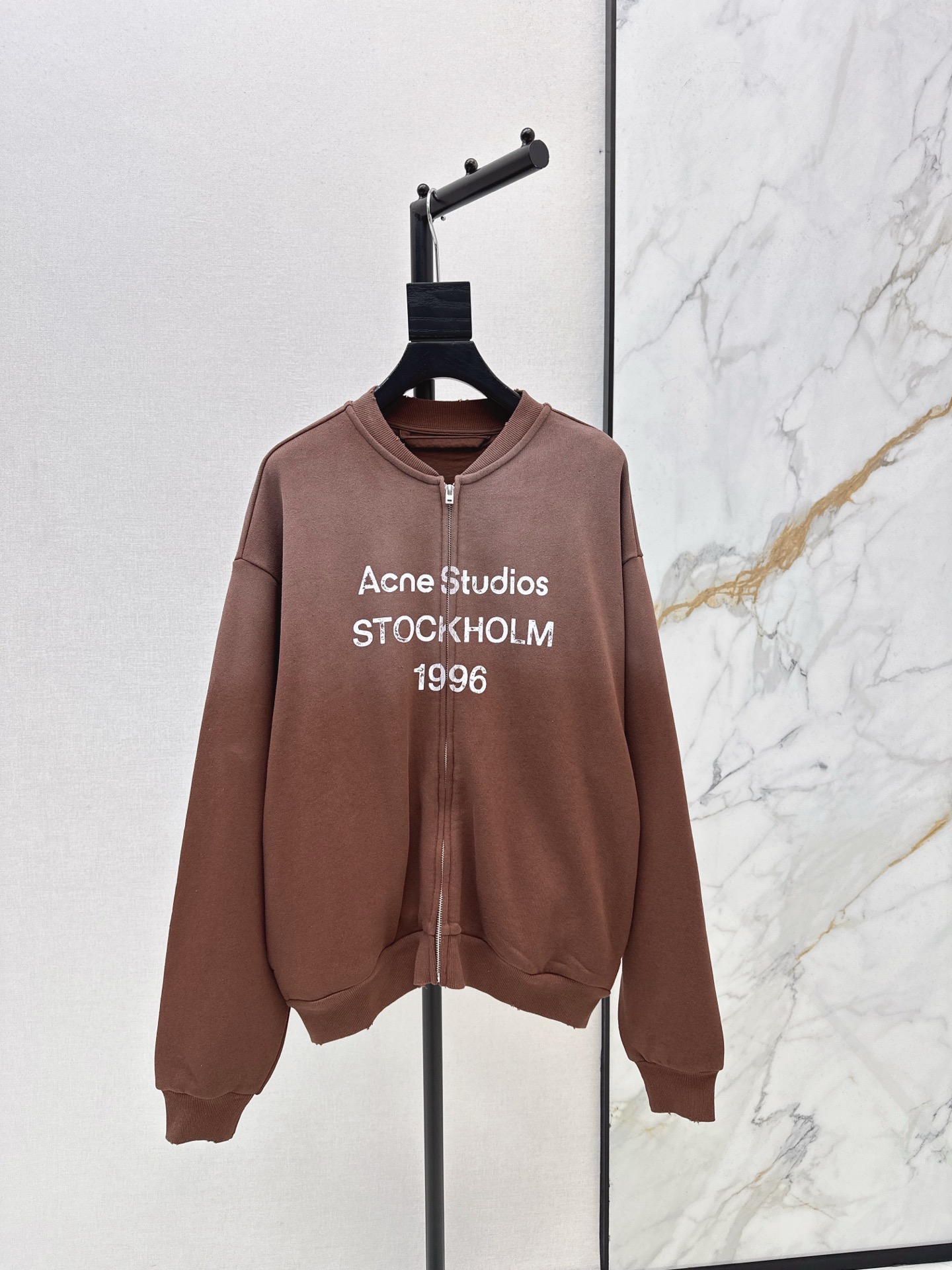 NO:684197,Acn~ E 26Ss——Early spring's latest heavy-duty washed distressed letter baseball jacket is made of virgin cotton material. It has a high-end texture and is comfortable to wear. Baseball-style threaded jacket cutting. Zipper placket adjustment. Full of casual feeling. The iconic letter mark on the chest is decorated with natural old-fashioned washing process. It presents an irregular whitening and old-fashioned effect. With a slight hole effect, it is fashionable and retro. One color ready for sale sml,,jackets & coats,19860909Acn～ E 26Ss———早春最新款重工水洗做旧字母棒球外套原生全棉材质 质感高级穿搭舒适 棒球式螺纹外套裁剪 拉链开襟调节 休闲感十足 胸前标志性字母标装饰 以自然做旧水洗工艺处理 呈现不规则泛白做旧效果 配合轻微破洞效果 时尚复古 一色现货发售sml,,jackets & coats,,Women's clothing