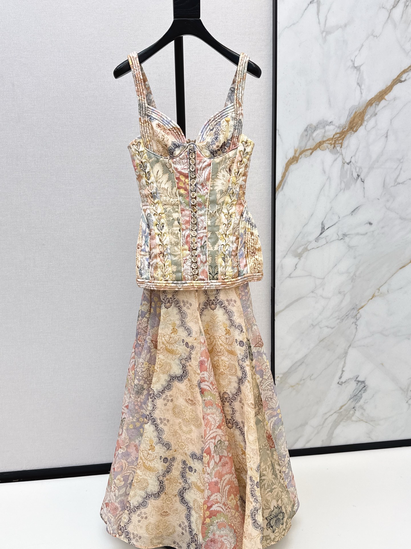 NO:684183,Exclusive first release of Zimmen-M 26Ss - the latest resort-style printed tube top long dress in early spring. Elegant and fresh holiday style. Elegant pattern printing. Romantic and elegant white and rich beauty must-have item. Linen and silk blended fabric. One color ready for sale smlxl,,skirts,real silk,19860909独家首发 Zimmen-M 26Ss———早春最新款度假风印花抹胸长款连衣裙淡雅清新的度假风气息 优雅图案印花浪漫优雅的白富美必备单品 亚麻真丝混纺面料 一色现货发售smlxl,,skirts,real silk,,Women's clothing