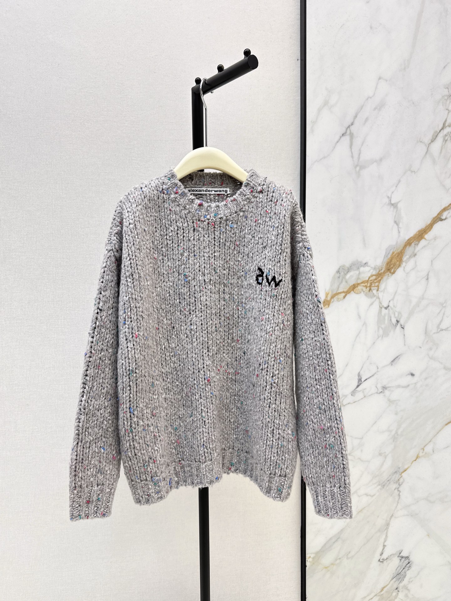 NO:684207,AW 25Ss————The latest floral yarn round neck silhouette sweater OS in autumn and winter has a loose version and is very thick. It is full of warmth, lazy and practical. Girls who like loose, lazy and oversize must buy it. Customized high-weight wool blended colorful yarns make the single product very distinctive. Imported looms create thick-needle rib knitting. The texture is clear and even and the variegated effect is really beautiful. It feels thick and has a full weight and warmth.  The hand-painted effect AW logo embroidery on the chest highlights the recognition. It is easy to wear when going out for daily check-in or for casual outings. It is an artifact of concave styling in winter. Available in one color, sml, versace, sweaters,19860909AW 25Ss————秋冬最新款花纱圆领廓形毛衣OS宽松版型很厚实的一件哦 温暖感十足慵懒又实用 喜欢宽松慵懒Oversize的妹子一定要入 定制高克重羊毛混纺彩色夹纱纱线让单品极具特色 进口织机打造粗针罗纹织面 纹理清晰均匀加上杂色的效果真的太美了 手感厚实一件的份量感十足温暖感满满 胸口饰手绘效果AW徽标刺绣凸显辨识度 日常出门打卡还是休闲出街慵懒feel轻松拿下 是冬日凹造型神器 一色现货发售sml,,versace,sweaters,,Women's clothing