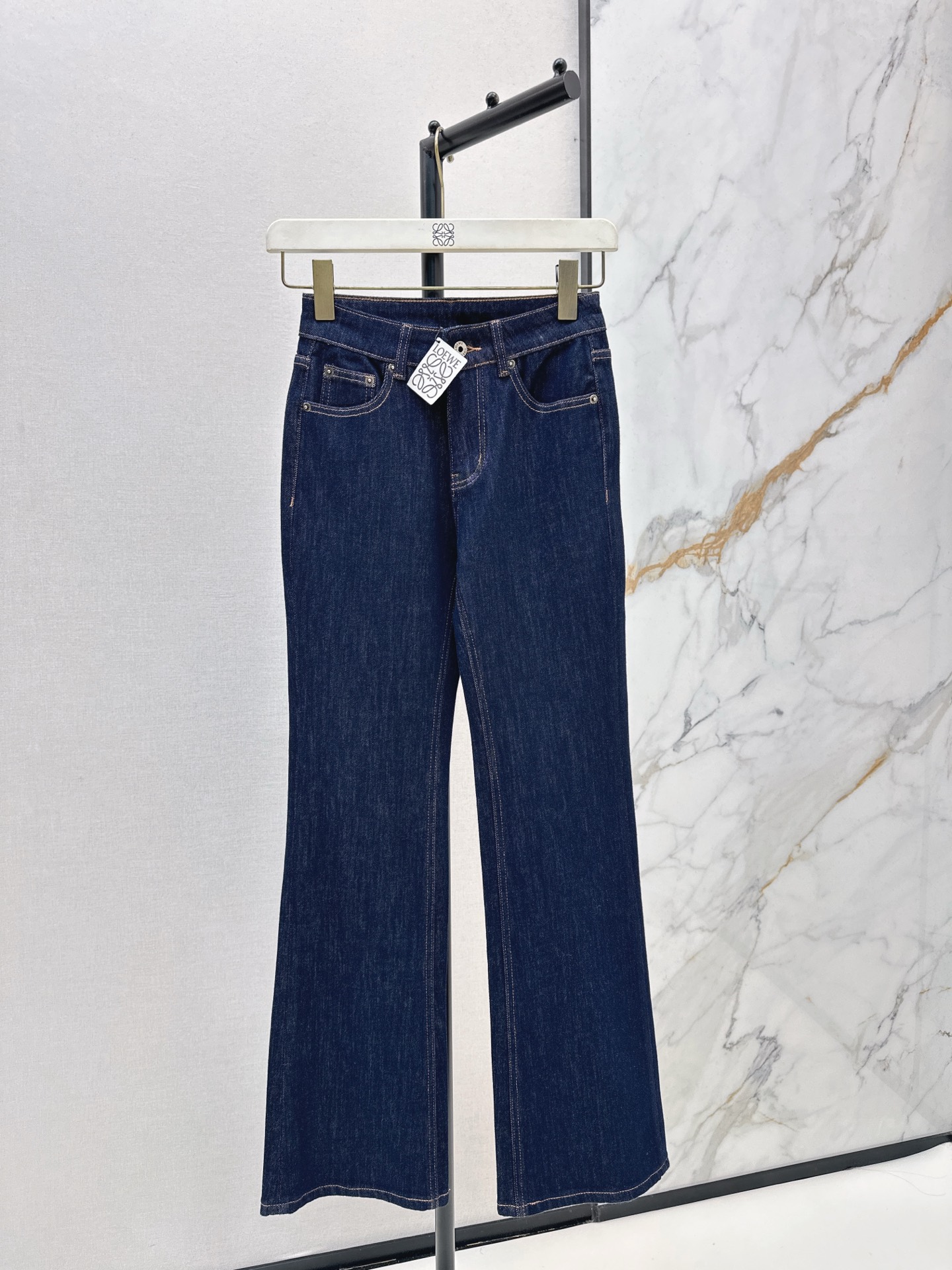 NO:684186,Loe 26Ss - the latest versatile minimalist style casual bootcut trousers for early spring. It is simply a long-leg artifact when walking. The straight version is not picky and versatile. It can be worn with jackets and T-shirts casually. The point is that it will not go out of style for a long time. It is worth collecting and is very attractive. The details are also in place. Two colors are available in stock smlxlxxl,, loewe, jackets & coats, tees, t-shirt,19860909Loe 26Ss————早春最新款百搭极简风休闲微喇长裤 简直就是行走的显长腿神器 直筒的版型 不挑人又百搭 外套T恤随意搭 重点是穿多久都不会过时 值得收藏特别耐看 细节也很到位 两色现货发售smlxlxxl,,loewe,jackets & coats,tees，t-shirt,,Women's clothing