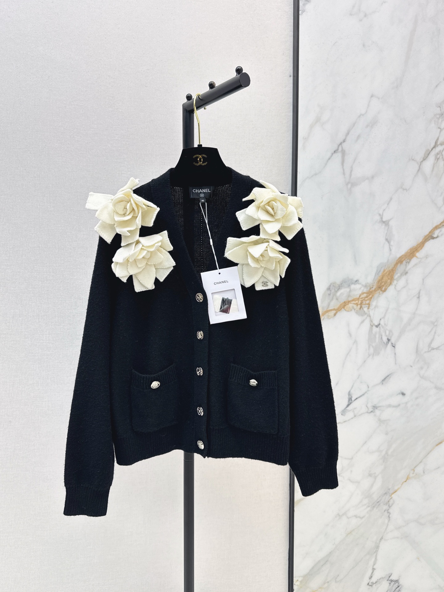 NO:684223,Quan Zhilong's same style C home 26Ss - the latest Coco girl three-dimensional camellia element knitted cardigan in early spring, imported cashmere blended yarn, fine and soft texture, black and white high-end tones, customized buttons with different elements, circle collar, camellia knitted embellishment, exquisite and cute, a must-have artifact for Bai Fumei ~ French palace style, sweet and salty version, the upper body is huge and slim, one color is available for sale sml,,chanel,19860909权志龙同款 C家 26Ss———早春最新款Coco女孩立体山茶花元素针织开衫进口羊绒混纺纱线质感细腻柔软 黑白高级色调 定制不同元素纽扣 圈领山茶花针织点缀精致可爱 白富美必入神器～法式宫廷风气质可甜可盐版型上身巨显瘦 一色现货发售sml,,chanel,,Women's clothing