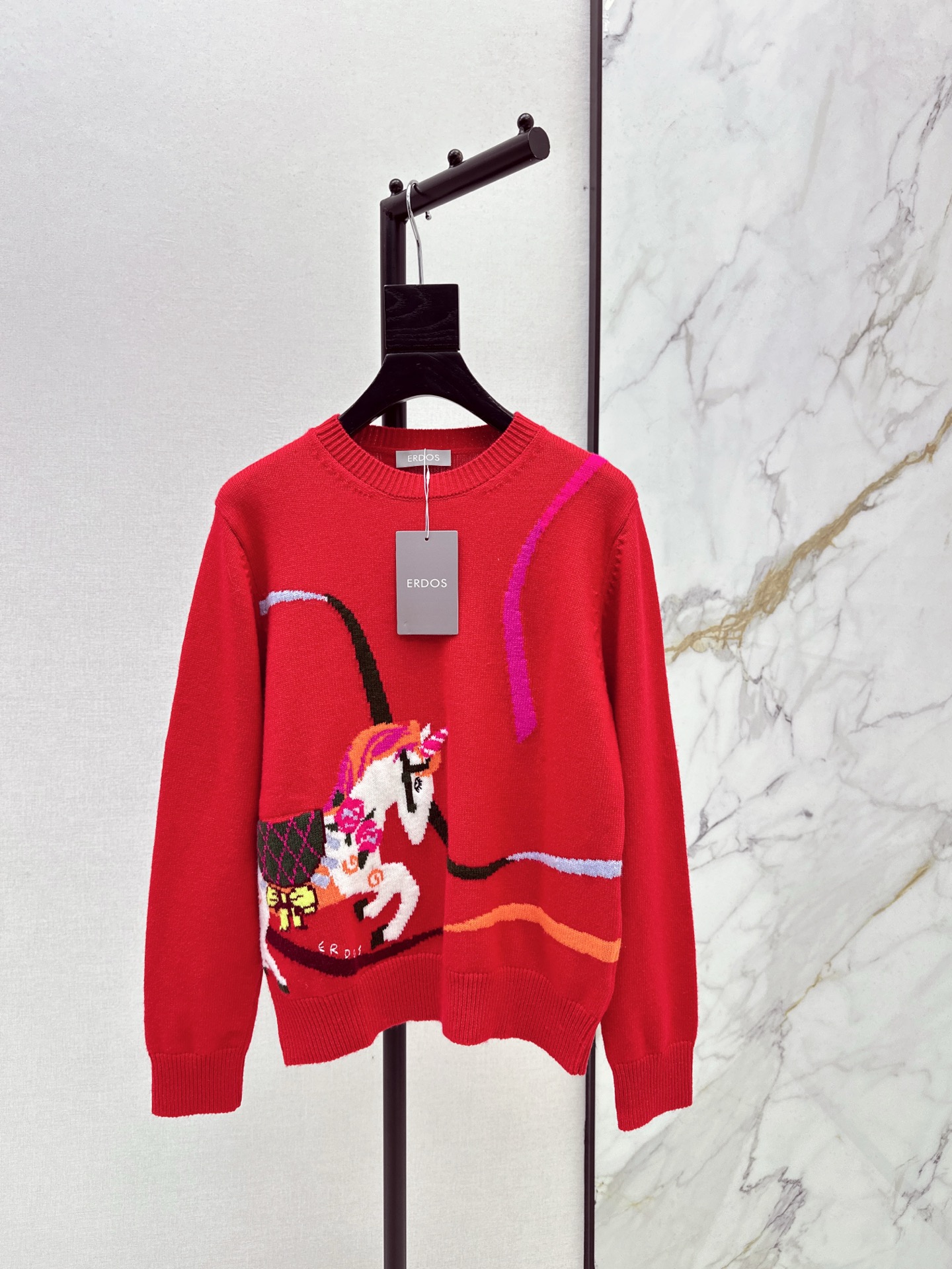 NO:684219,Er 26Ss————The latest wool sweater limited to the Year of the Horse in early spring, a must-have for Christmas and New Year. Positioned to make money immediately. Positioned with intarsia pattern to embrace the warmth of the winter sun. Temperament round neck, casual and high-end wear. The upper body is slimming. 100% wool yarn is comfortable and texture is better. The classic H version is versatile and not picky. One color ready for sale sml,,sweaters,19860909Er 26Ss————早春最新款马年限定生肖羊毛毛衣圣诞节新年必入款 定位马上有钱花 定位嵌花图案 拥抱冬日阳光的温暖 气质圆领随性高级感穿搭 上身巨显瘦 百分百羊毛纱线舒适质感更赞 经典H版型百搭不挑人 一色现货发售sml,,sweaters,,Women's clothing