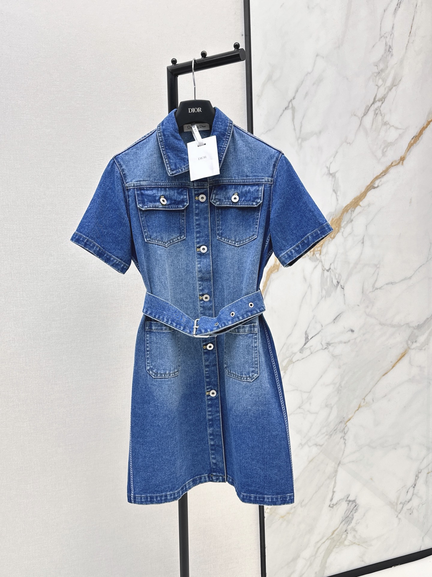 NO:858066,CD 26Ss————The latest spring and summer denim dress decorated with logo webbing. Low-key luxury three-dimensional tailoring. Streamlined line design. Noble and elegant yet full of gentle and intellectual temperament. Imported special material. Soft and comfortable. You will be amazed when you receive it. The texture of the customized fabric is amazing. Two colors available for sale sml,,skirts,19860909CD 26Ss————春夏最新款logo织带装饰牛仔连衣裙 低调奢华立体剪裁 精简线条感设计 高贵典雅又尽显温柔知性的气质 进口特殊材质 柔软舒适 收到手会很惊艳 定制面料质感超赞 两色现货发售sml,,skirts,,Women's clothing