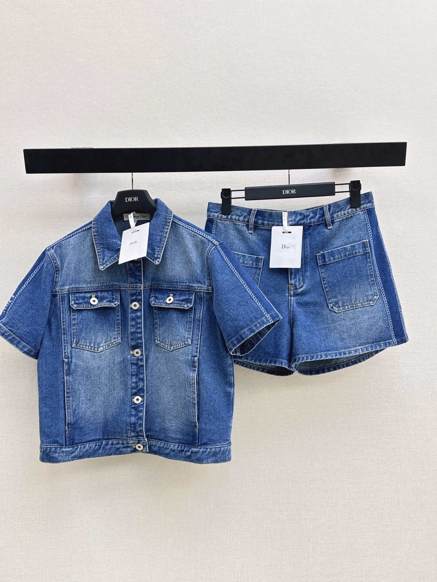 NO:858076,CD 26Ss————The latest spring and summer logo webbing decorated denim suit short denim top + shorts. Super fashionable. The upper body is cool and sassy with unique color tones. The texture is fine and the cotton feels natural. It is muscular yet soft. Super beautiful. Developed in one color. Ready for sale sml,,shorts,19860909CD 26Ss————春夏最新款logo织带装饰牛仔套装小短款牛仔上衣+短裤 超时髦 个性色调上身又酷又飒爽 纹理细腻棉感自然 既有筋骨感又不失柔软 超级漂亮 一色分开发 现货发售sml,,shorts,,Women's clothing