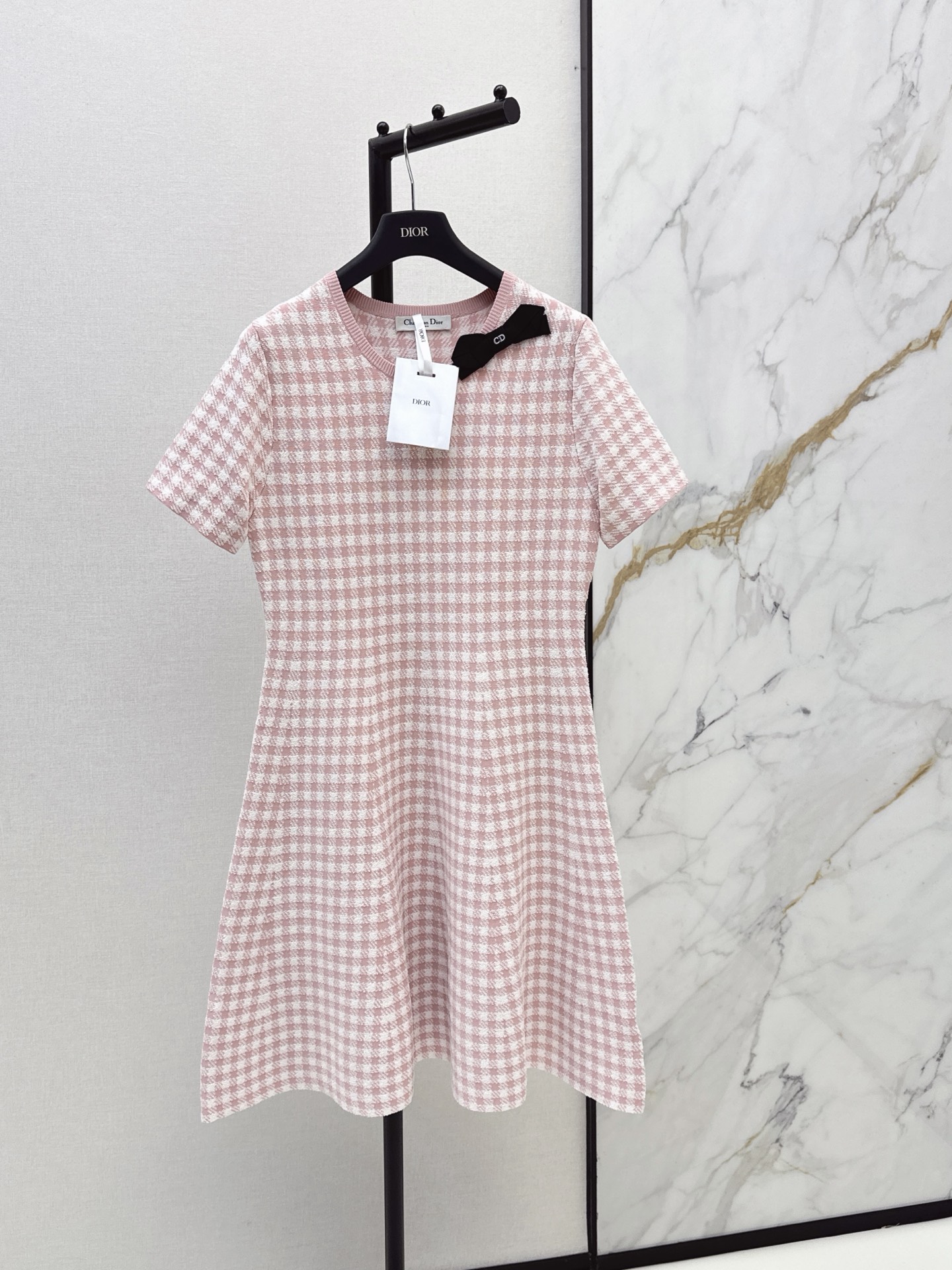 NO:858084,CD 26Ss————The latest spring and summer houndstooth pattern short-sleeved knitted dress with age-reducing temperament. Pink bow decoration with super white tone. Customized imported yarn with fine texture, breathable and comfortable. Classic A-line skirt with slim upper body. Elegant temperament and age-reducing item. A must-have for white, rich and beautiful people. One color ready for sale sml,,skirts,T-shirt,19860909CD 26Ss————春夏最新款千鸟格纹短袖针织连衣裙减龄气质粉蝴蝶结装饰超级显白的色调 定制进口纱线质感细腻透气舒适 经典A字裙摆版型上身巨显瘦 优雅气质减龄单品 白富美必入 一色现货发售sml,,skirts,T-shirt,,Women's clothing