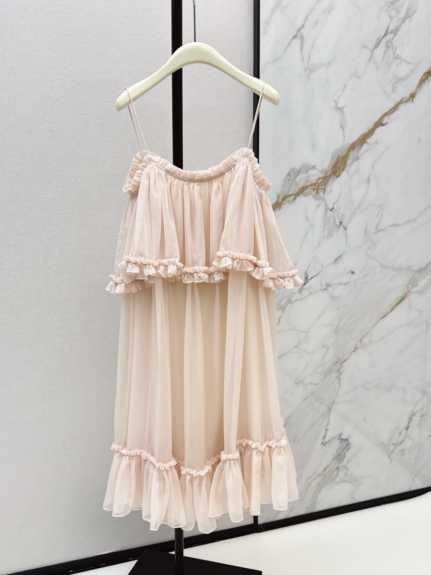 NO:858122,Super Fairy Ch～E 26Ss————The latest nude pink suspender dress for spring and summer. It’s so beautiful in real life. The material is super big, nearly 5 meters long. The upper body is three-dimensional and stylish, with the fungus lace design. It’s super gentle. The nude pink is so beautiful. It makes you look whiter and younger. It’s great for taking pictures. It’s the first choice for vacation. One color ready for sale sml,,skirts,19860909超级仙气 Ch～E 26Ss————春夏最新款裸粉色吊带连衣裙 实物太好看了啊 用料超级大将近5米 上身立体有型 加上木耳花边设计 超级温柔 裸粉色太好看了 显白显嫩 拍照超级出片 度假首选 一色现货发售sml,,skirts,,Women's clothing