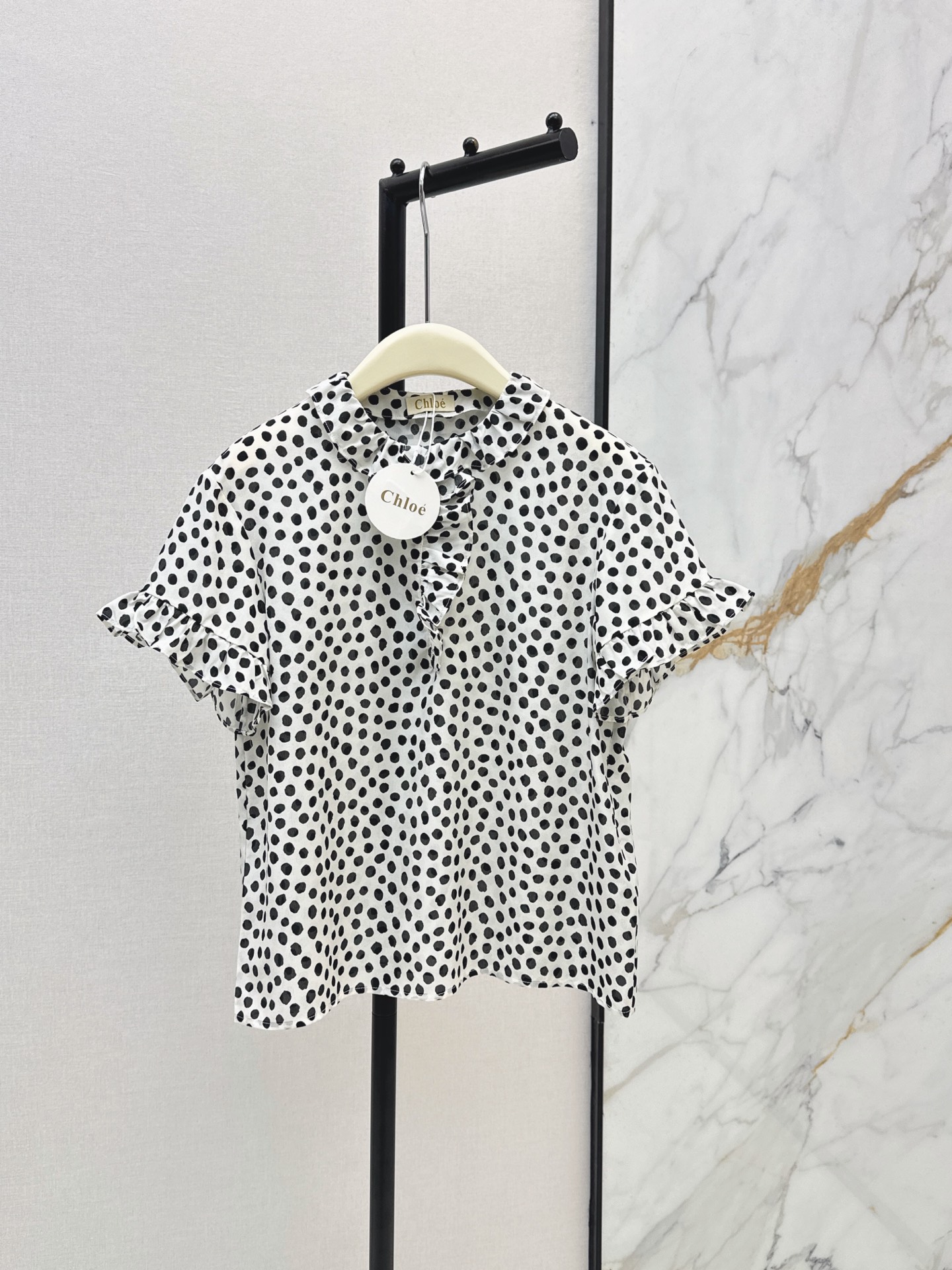 NO:858096,Elegant girl Ch～E 26Ss————The latest spring and summer ruffled polka dot printed silk shirt. Strong retro temperament. It can be elegant or fashionable. A single product suitable for various occasions. Customized silk printed fabric. The texture is very high-end. Smart and elegant. One color ready for sale sml, shirts, real silk,19860909优雅女孩 Ch～E 26Ss————春夏最新款荷叶边装饰波点印花真丝衬衫 浓浓的复古气质 可优雅可时髦 各种场合都适合的一款单品 定制的真丝印花面料 质感很高级 灵动飘逸 一色现货发售sml,,shirts,real silk,,Women's clothing