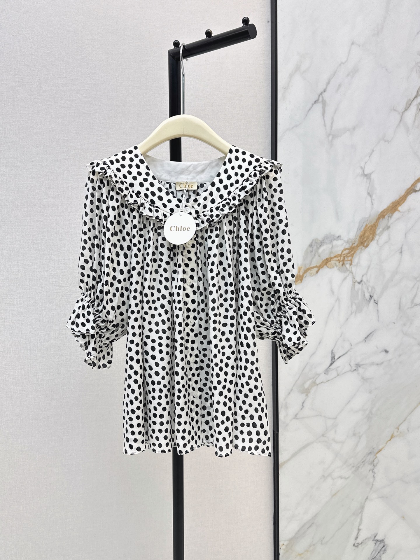 NO:893739,Elegant girl Ch～E 26Ss————The latest spring and summer ruffled polka dot printed silk shirt. It has a strong retro temperament. It can be elegant or fashionable. It uses a large amount of pleated hem. It can easily cover the flesh and look slim. It is a single product suitable for various occasions. Customized silk printed fabric. The texture is very high-end. It is smart and elegant. One color ready for sale sml,, shirts, real silk,19860909优雅女孩 Ch～E 26Ss————春夏最新款荷叶边装饰波点印花真丝衬衫 浓浓的复古气质 可优雅可时髦 用量很大的褶皱下摆 轻松遮肉显瘦 各种场合都适合的一款单品 定制的真丝印花面料 质感很高级 灵动飘逸 一色现货发售sml,,shirts,real silk,,Women's clothing